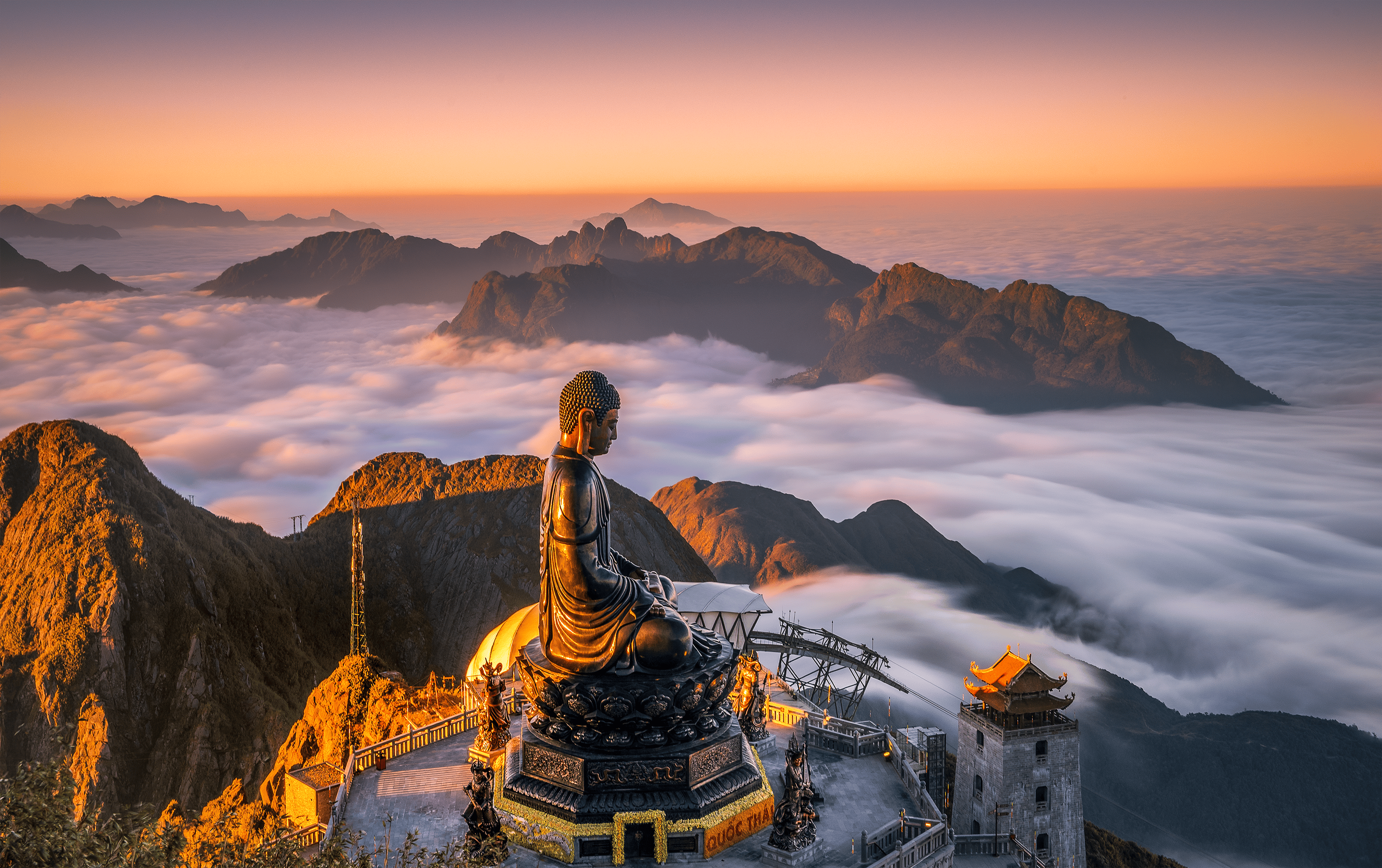 Gratuit Statue de Bouddha au sommet du mont Fansipan au lever du soleil, Vietnam, entourée de nuages. Photos