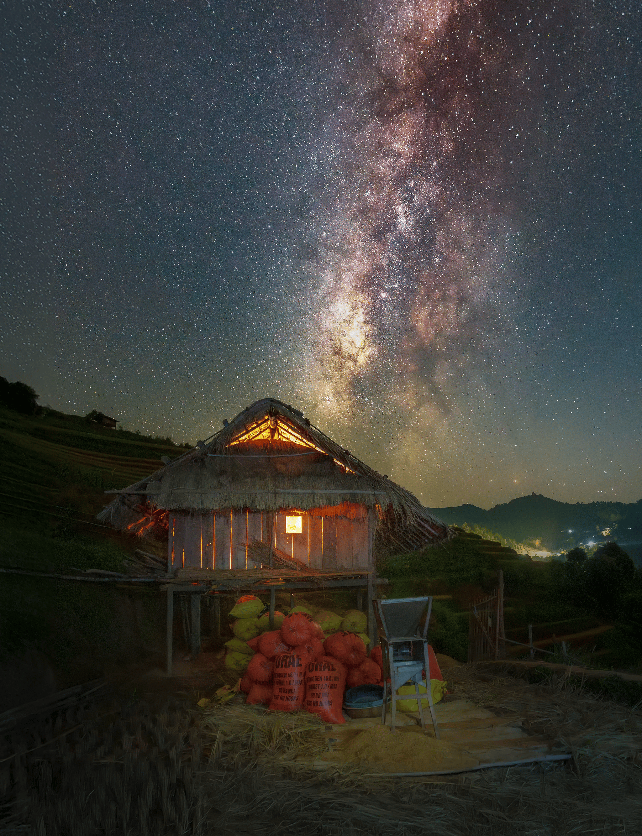 Gratis Una serena escena rural con una granja iluminada bajo un cielo estrellado de la Vía Láctea. Foto de stock