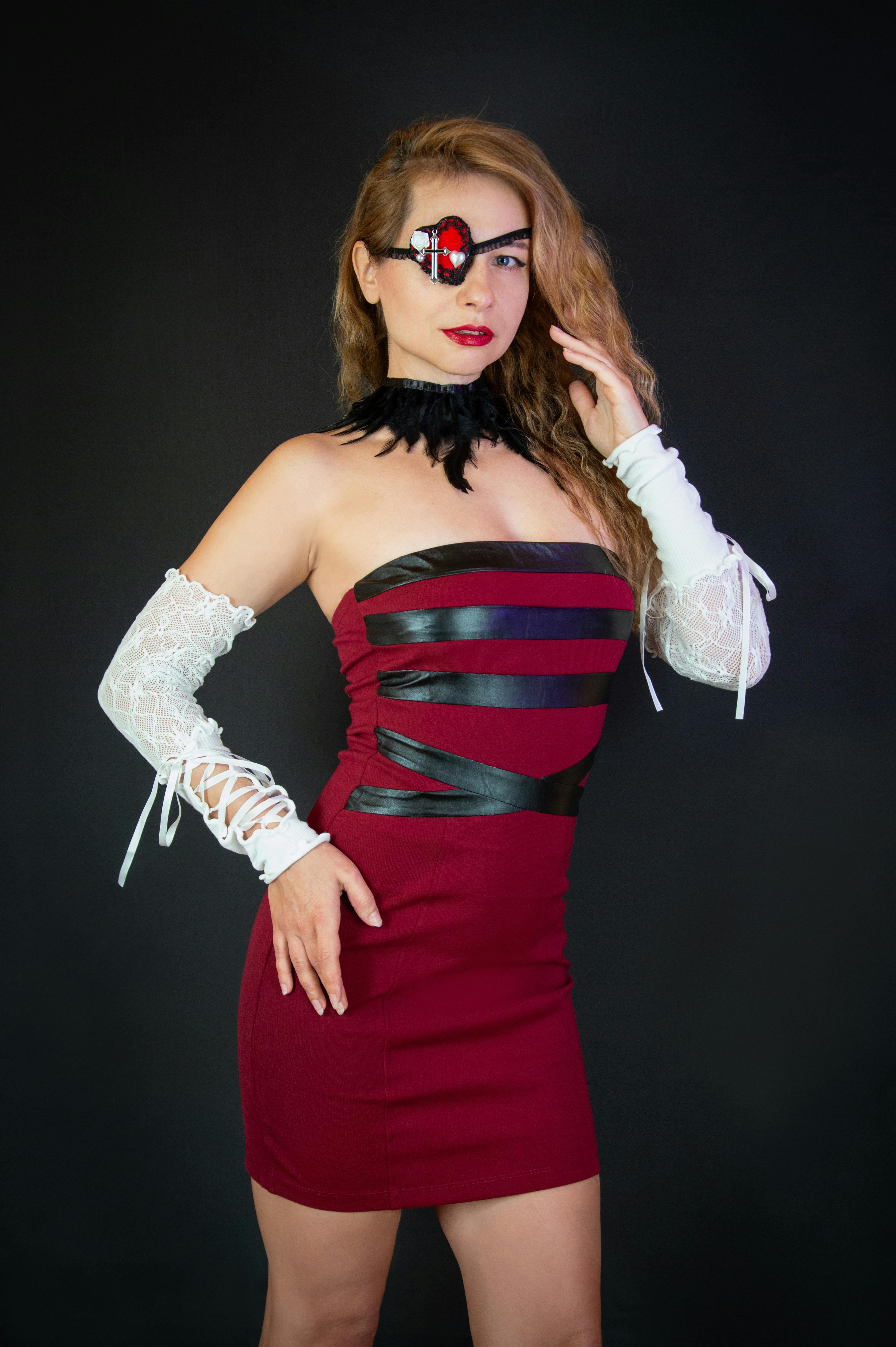 Zadarmo Fotobanka s bezplatnými fotkami na tému bodycon šaty, červené šaty, čierne pozadie Fotka z fotobanky