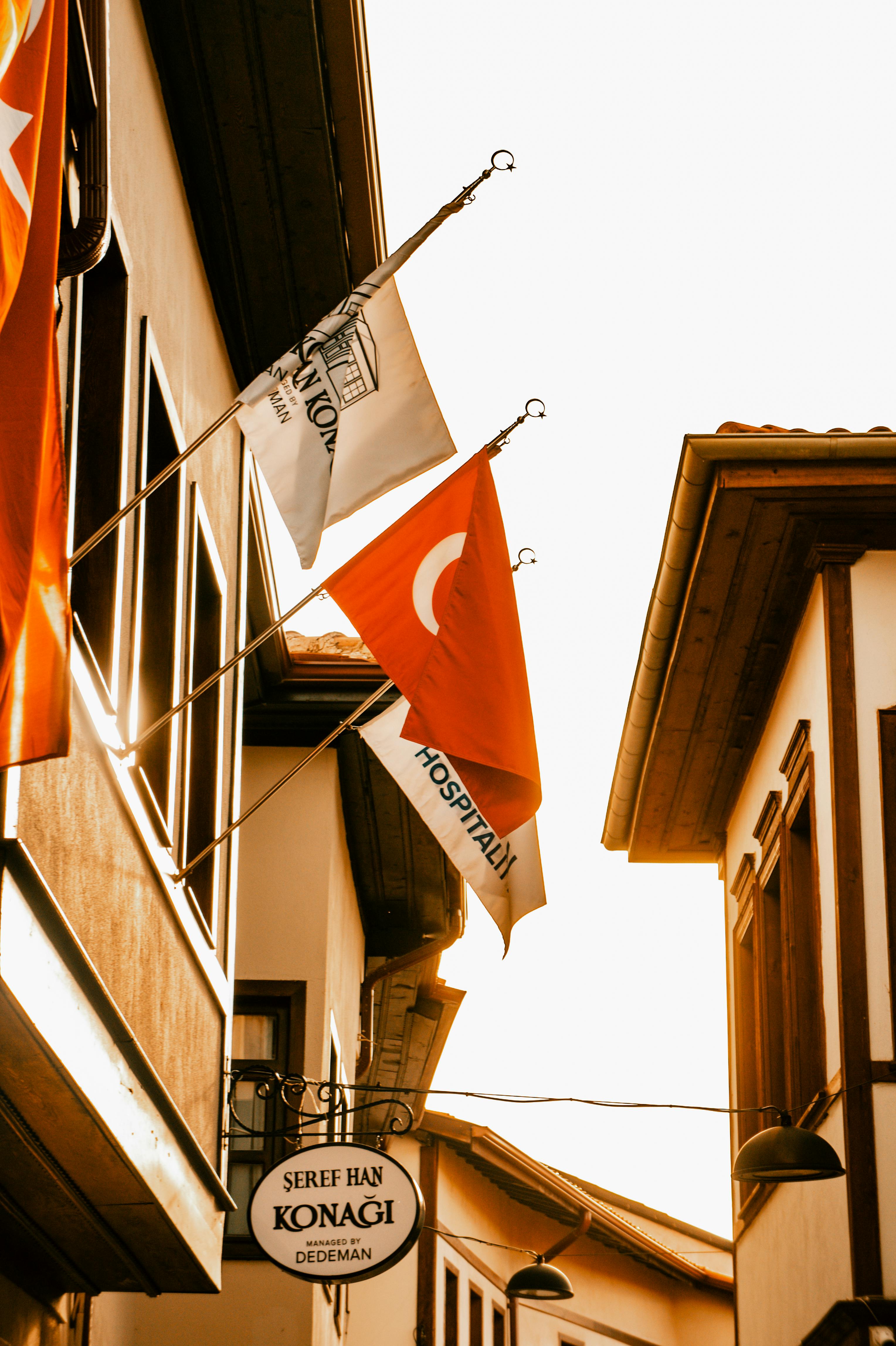 Gratuit Steaguri pe strada Ankara sub soarele auriu. Arhitectură istorică și cultură turcească. Fotografie de stoc