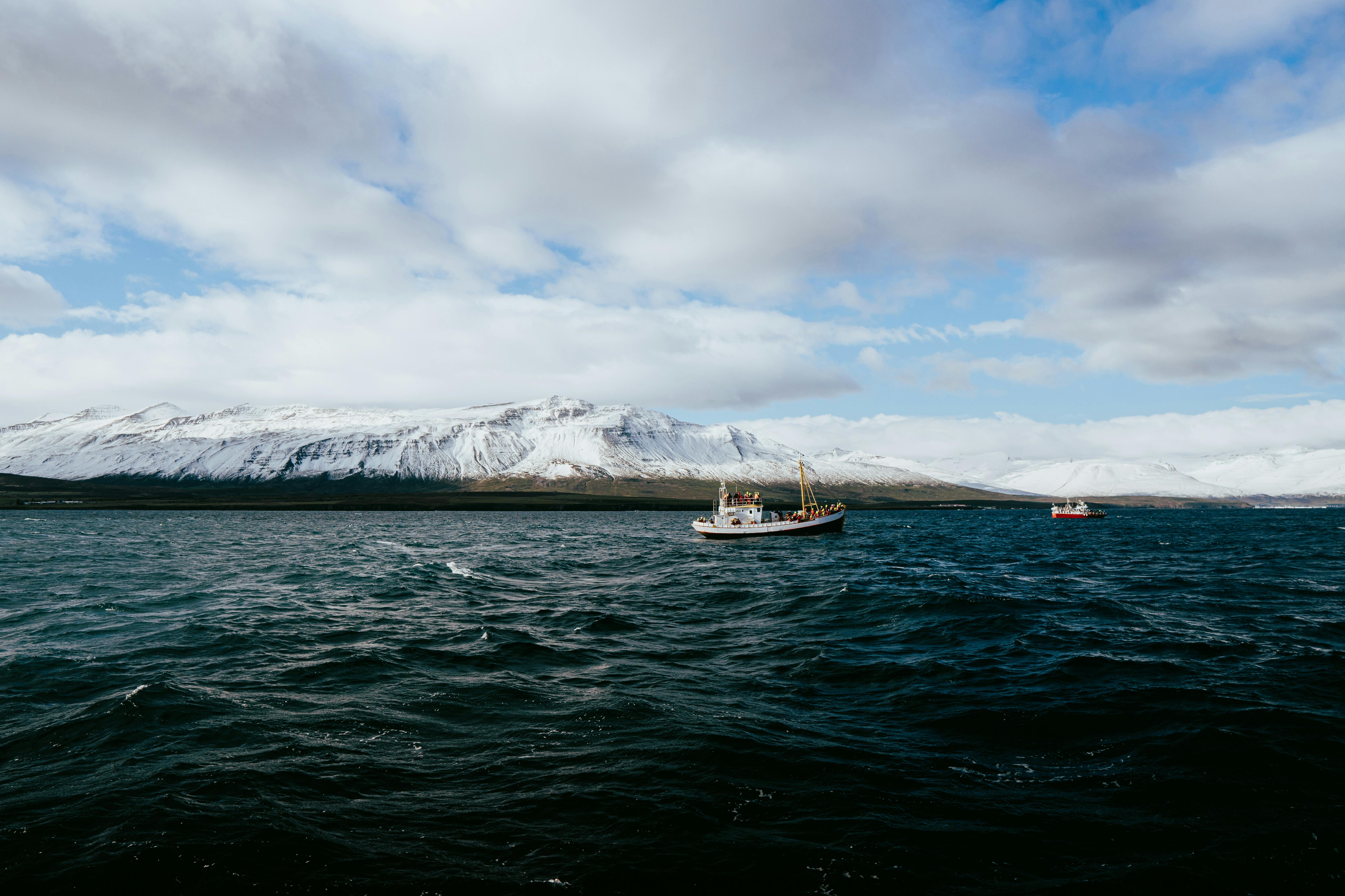 Miễn phí Toàn cảnh vịnh hẹp Eyjafjörður ở Iceland với những ngọn núi phủ tuyết và những chiếc thuyền trên mặt nước. Ảnh lưu trữ