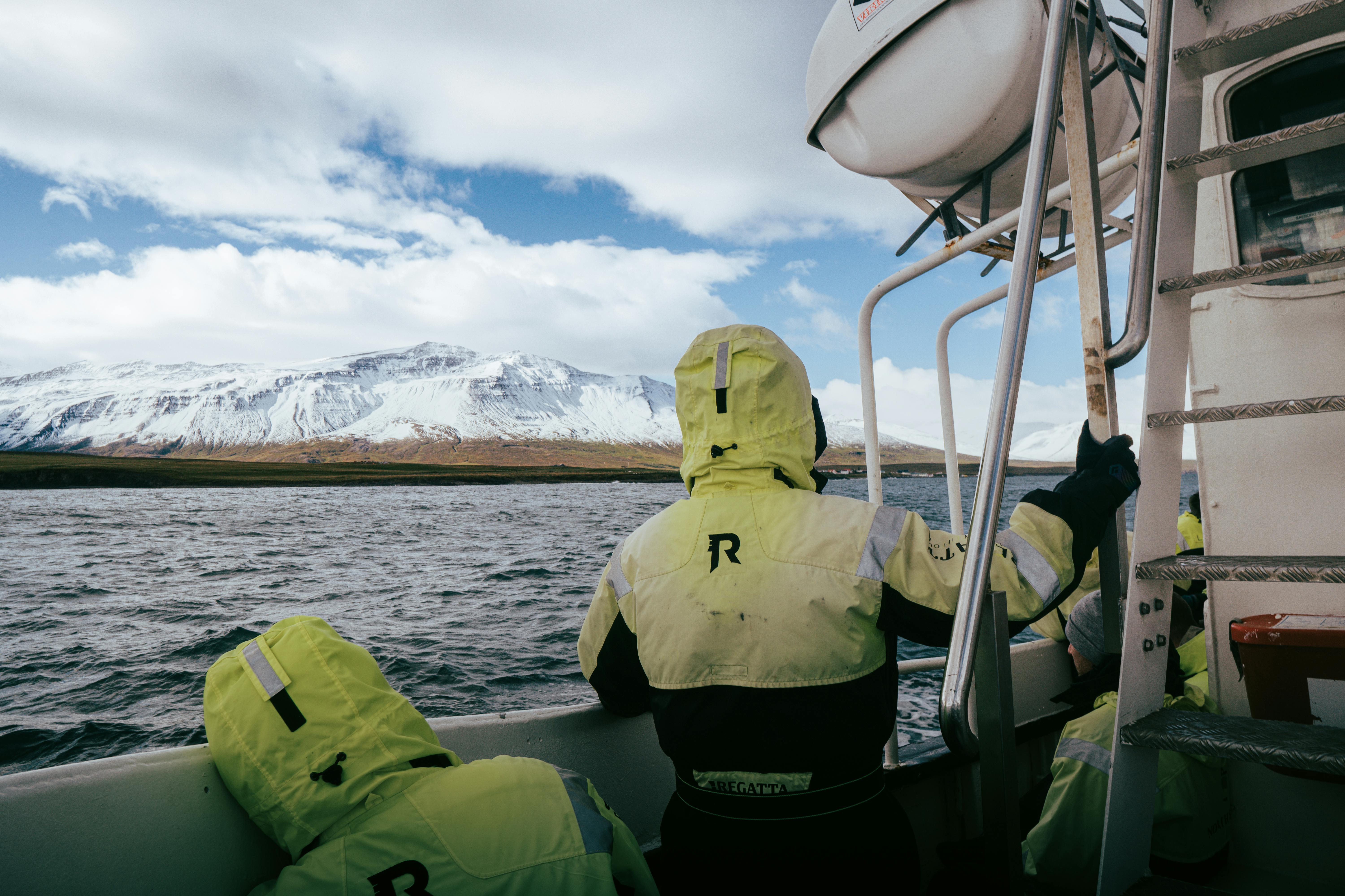 Gratuit Vivez une expérience inoubliable lors d'une excursion en bateau à Árskógssandur, en Islande, avec ses montagnes enneigées et ses paysages à couper le souffle. Photos