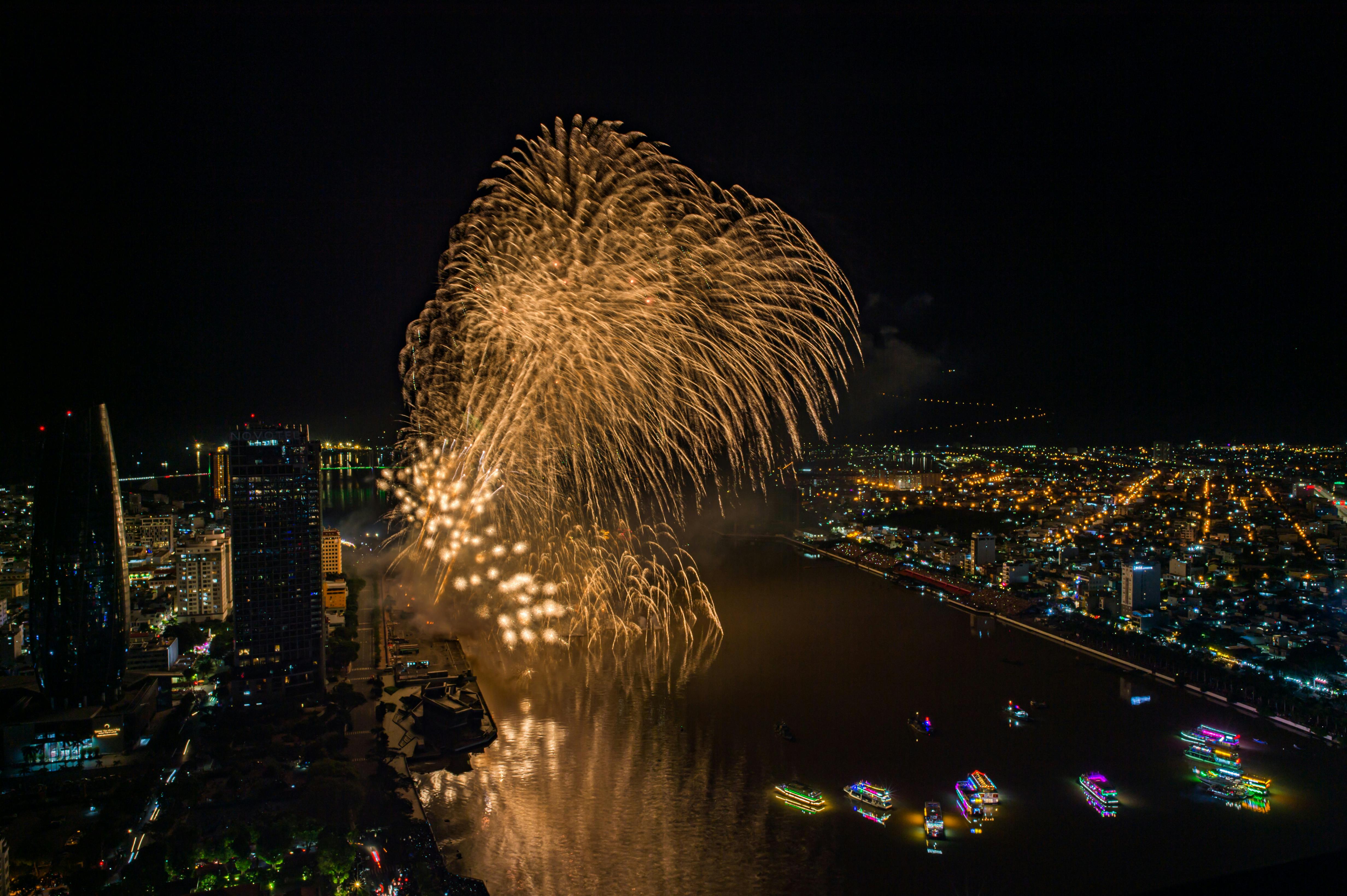Zadarmo Úžasný letecký pohľad na žiarivý ohňostroj osvetľujúci panorámu mesta v noci. Fotka z fotobanky
