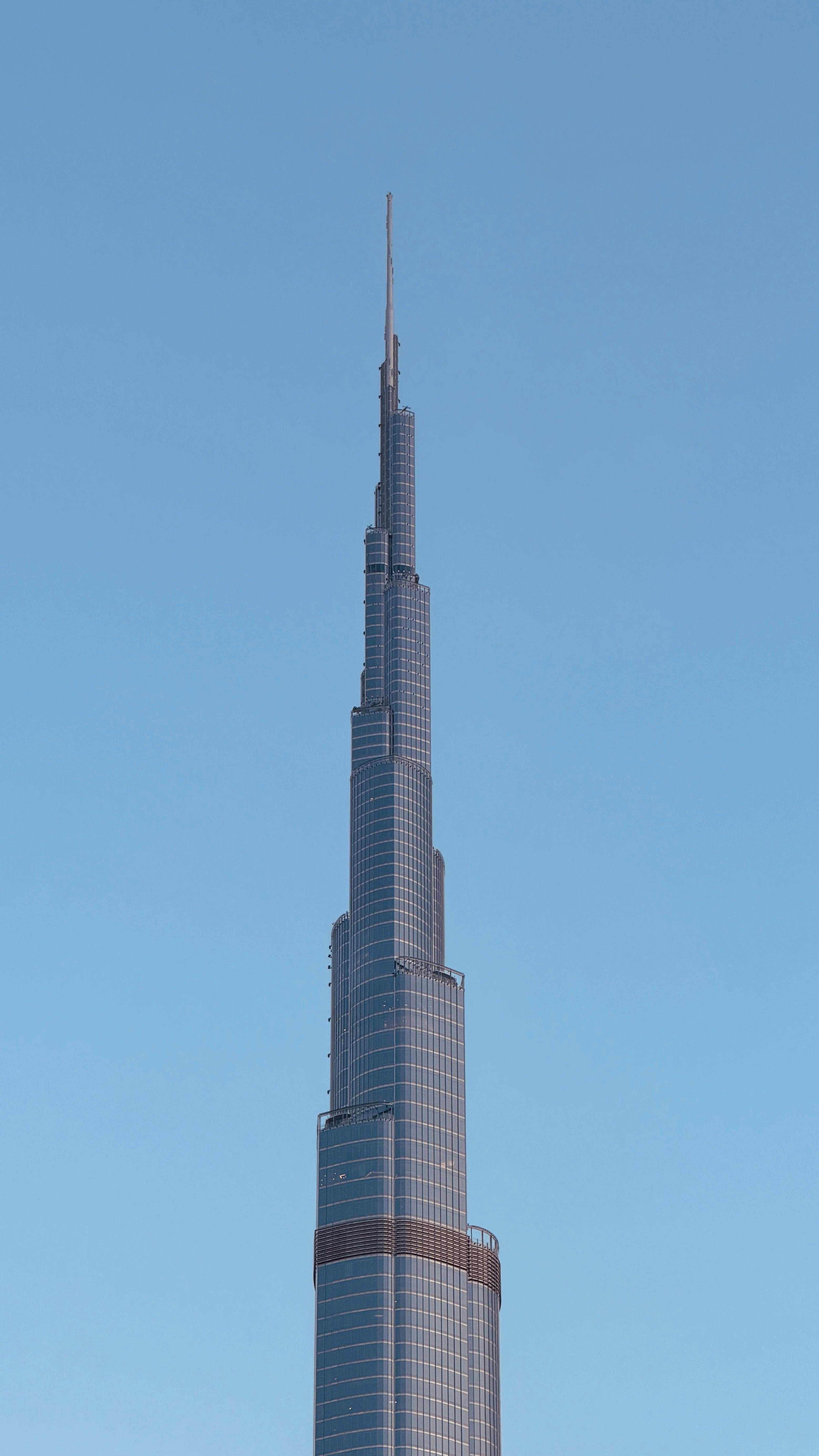 Gratis Et fantastisk bilde av Burj Khalifa mot en klar blå himmel i Dubai. Arkivbilde