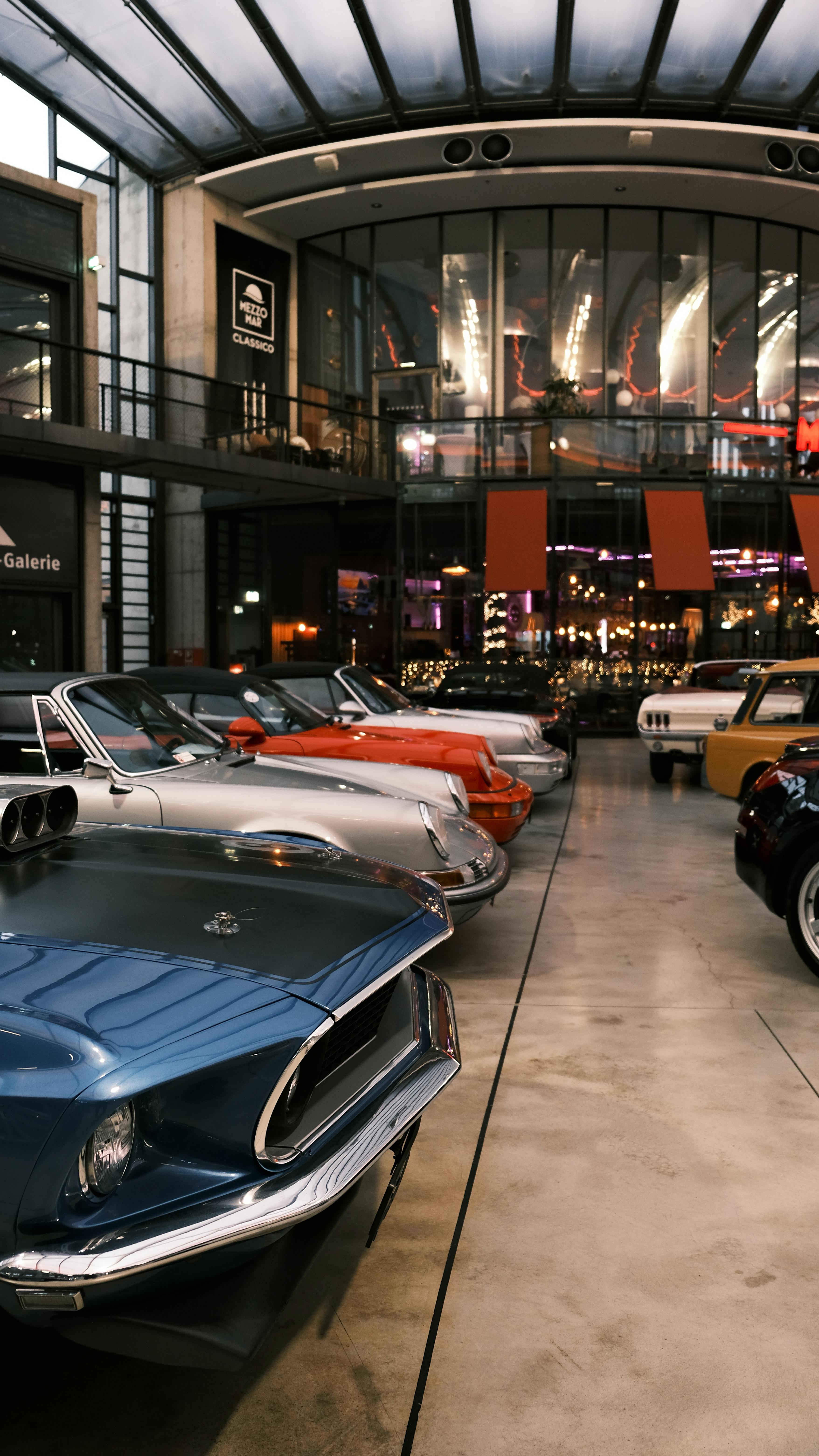 Gratis Elegante klassiske biler udstillet indendørs i Düsseldorfs veteranbilgalleri. Lagerfoto