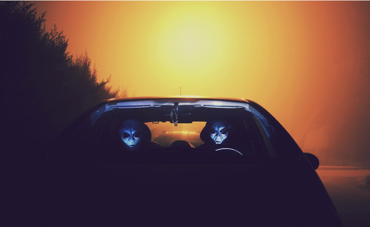 Fondo De Pantalla De Two Alien Inside Car · Foto de stock gratuita
