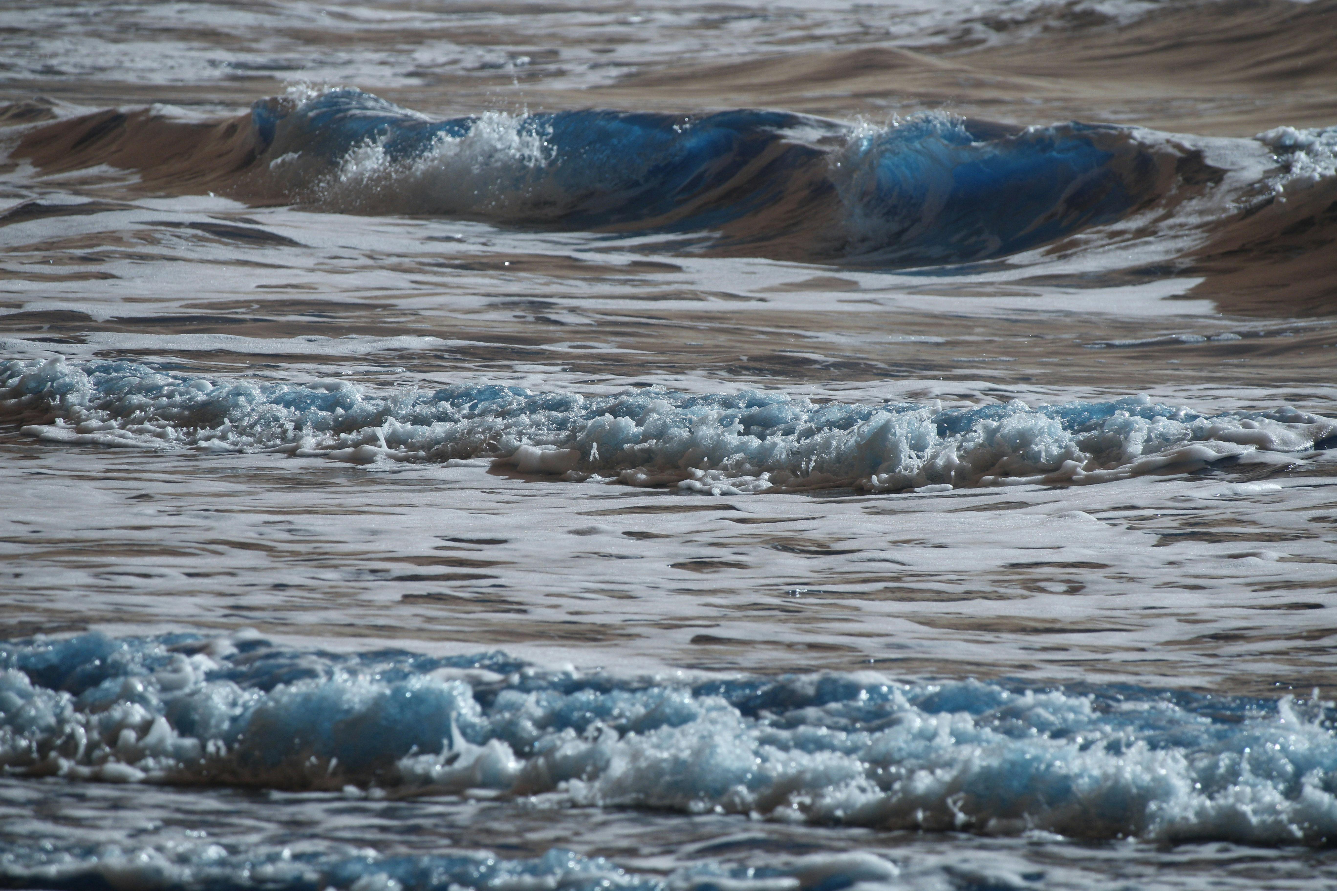 Gratis Onde vibranti si infrangono sulla spiaggia di Guaratuba, nello stato del Paraná, in Brasile, catturando la bellezza dinamica dell'oceano. Foto a disposizione