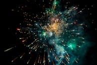 绚丽的烟花在夜空中绽放，以鲜艳的色彩和火光点亮了夜幕