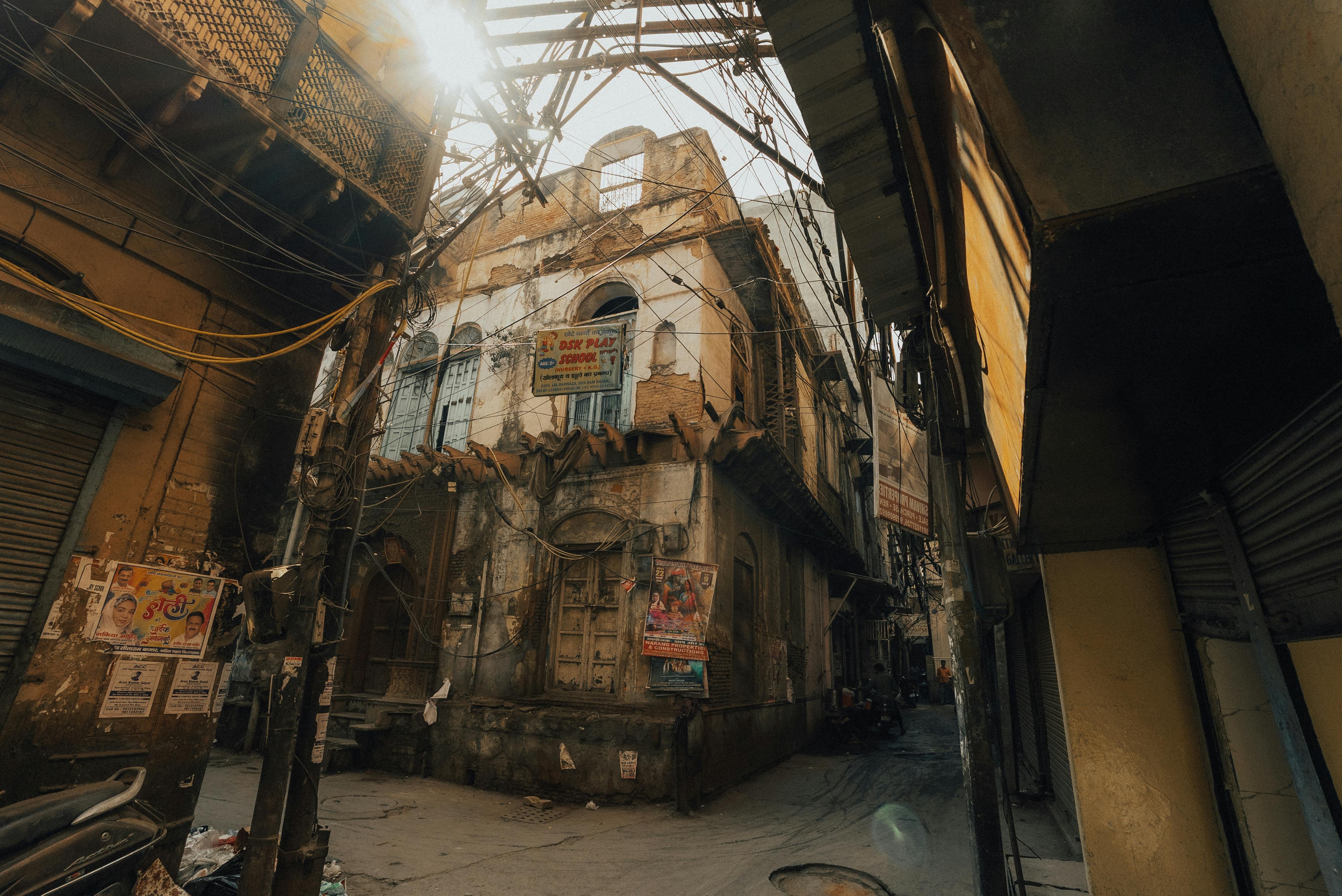 Zadarmo Slnečná ulička predstavujúca starožitnú architektúru s prepracovanými detailmi v mestskom prostredí. Fotka z fotobanky