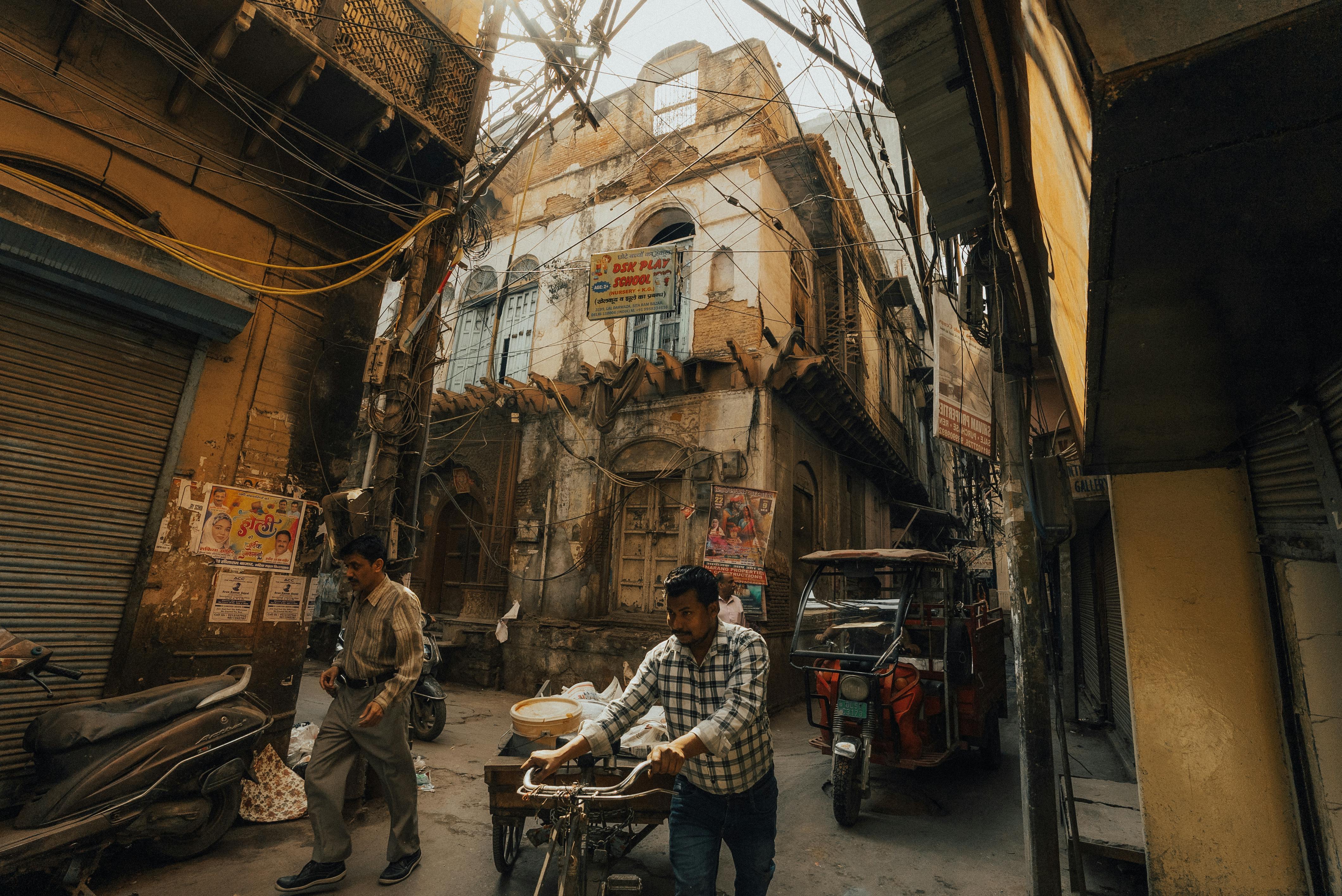 Miễn phí Một khung cảnh đường phố đô thị sống động với người đi bộ, xe cộ và những tòa nhà cổ kính trong một khu chợ nhộn nhịp. Ảnh lưu trữ