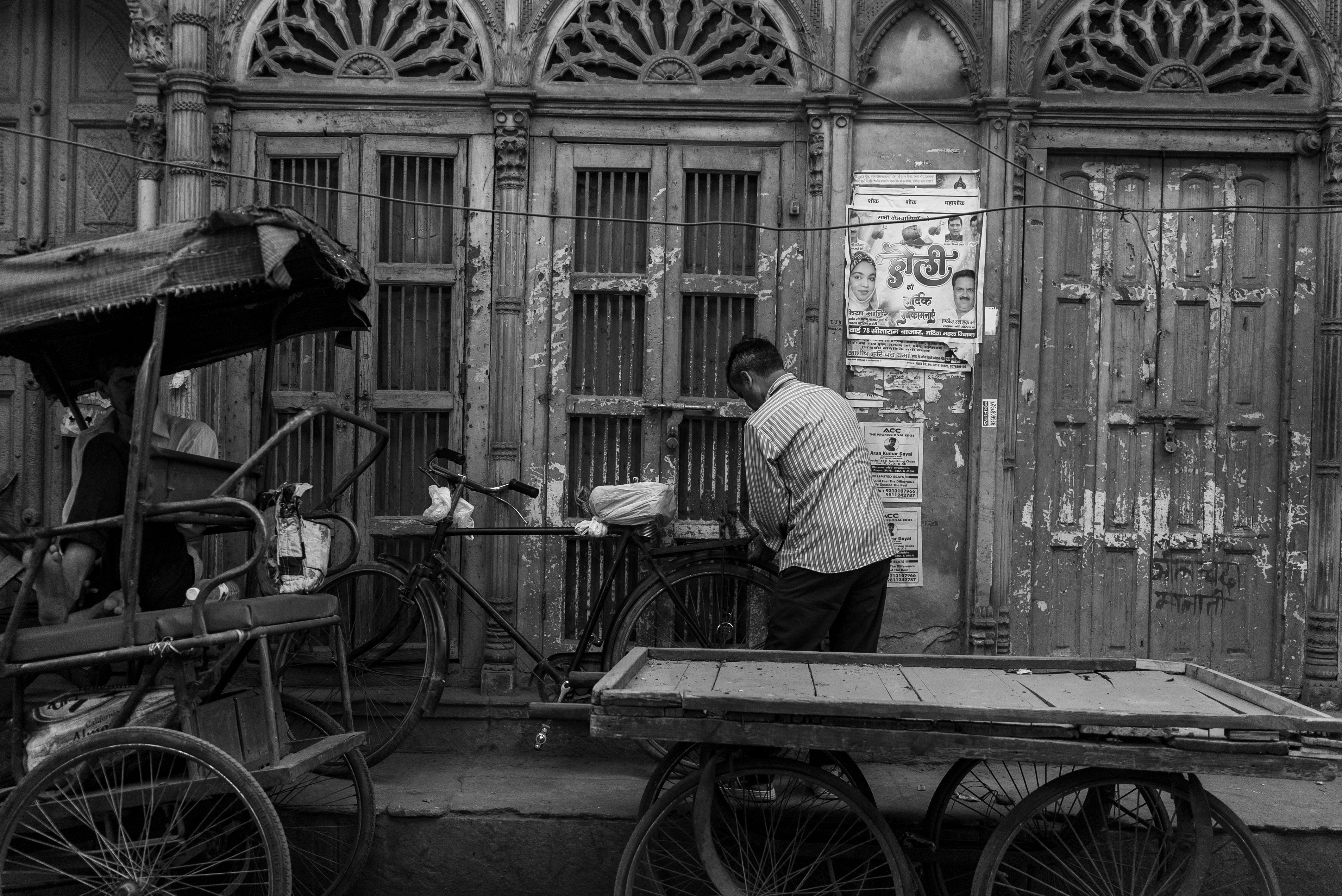 Zadarmo Čiernobiely obrázok zobrazujúci vintage pouličnú scénu s rikšou a predavačom. Fotka z fotobanky