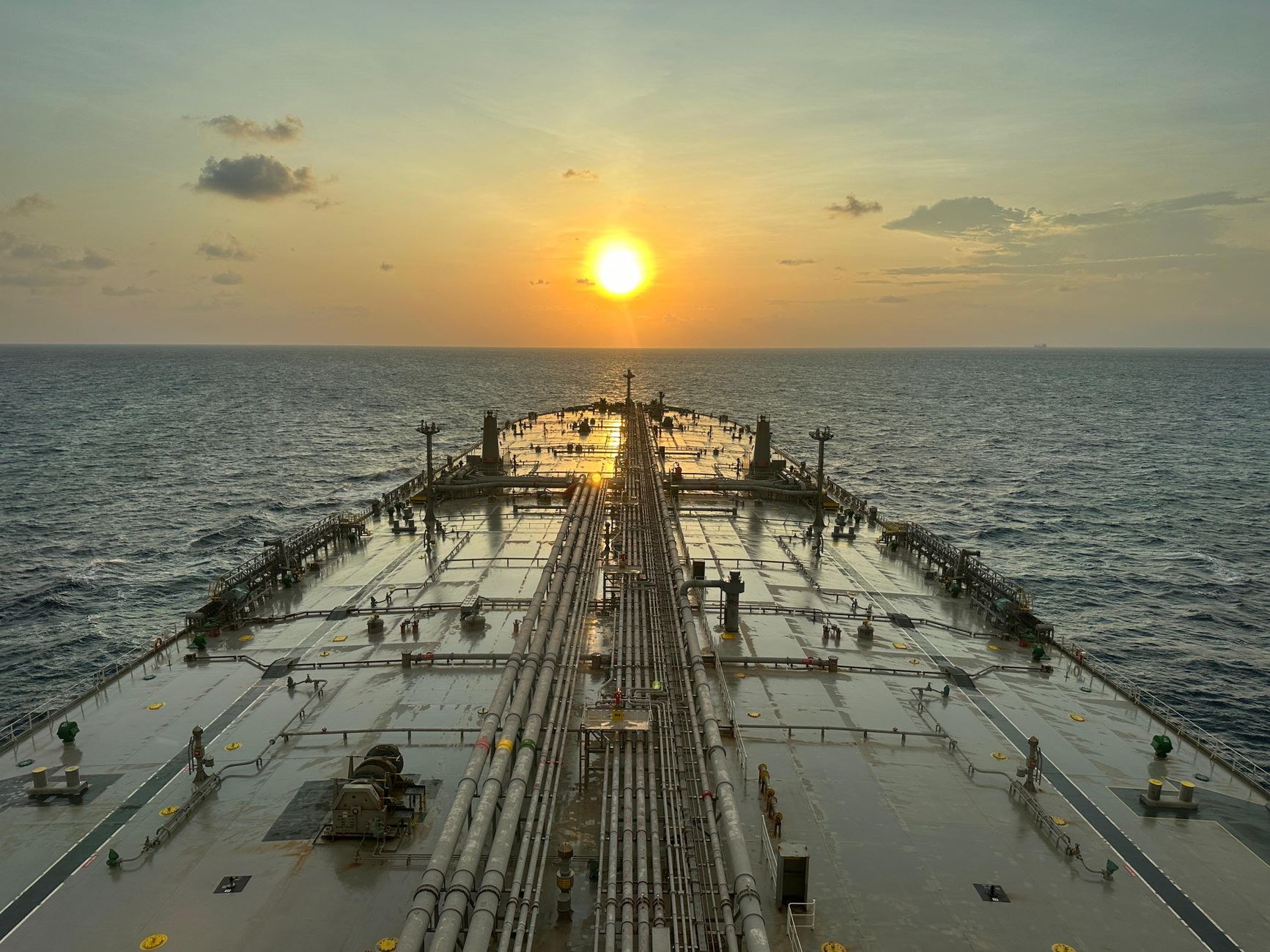 An oil tanker at sea, illustrating the shipping risk and waiver politics surrounding India's crude purchases.