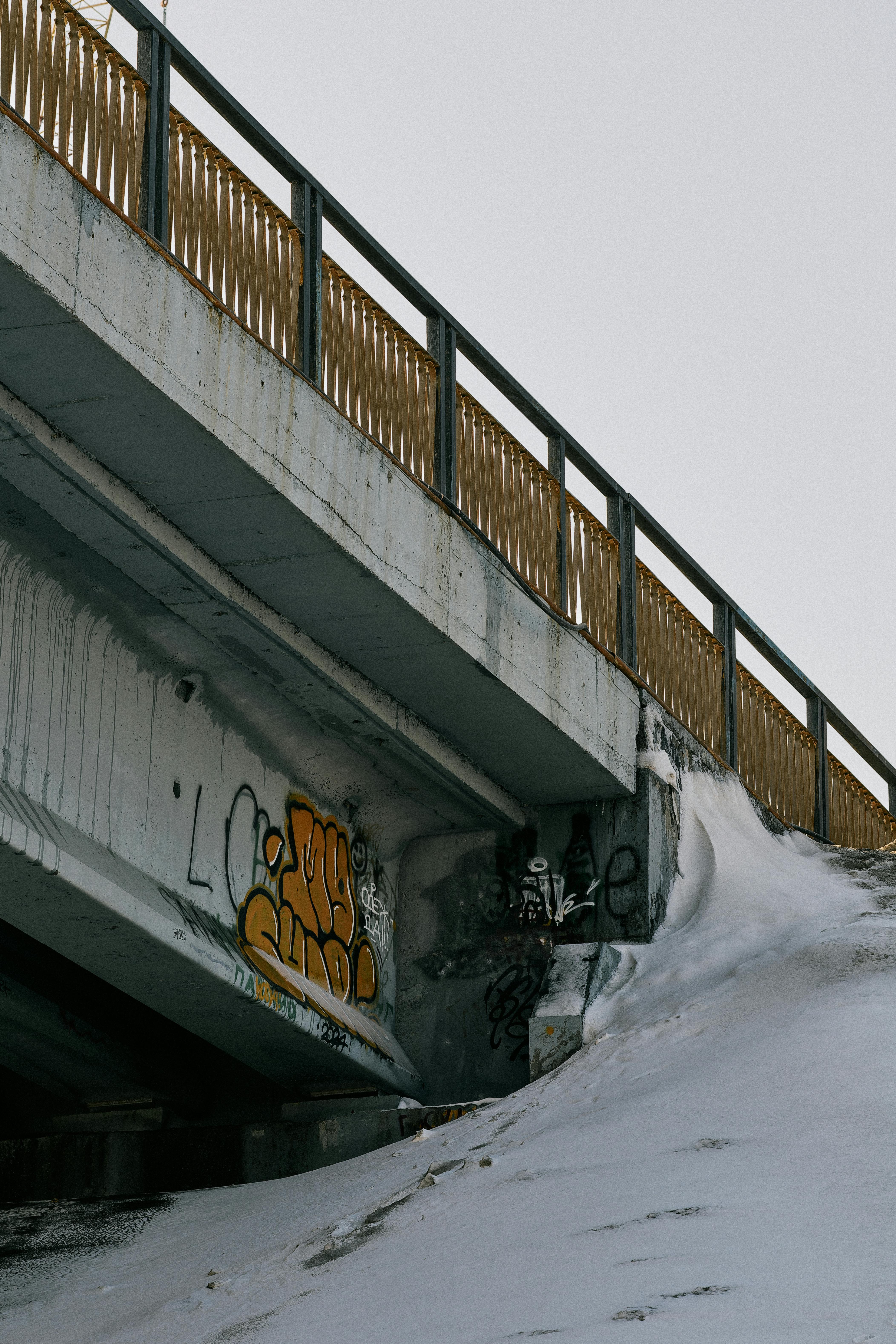 Zadarmo Podjazd pod zasneženým mestským mostom s farebnými graffiti. Fotka z fotobanky