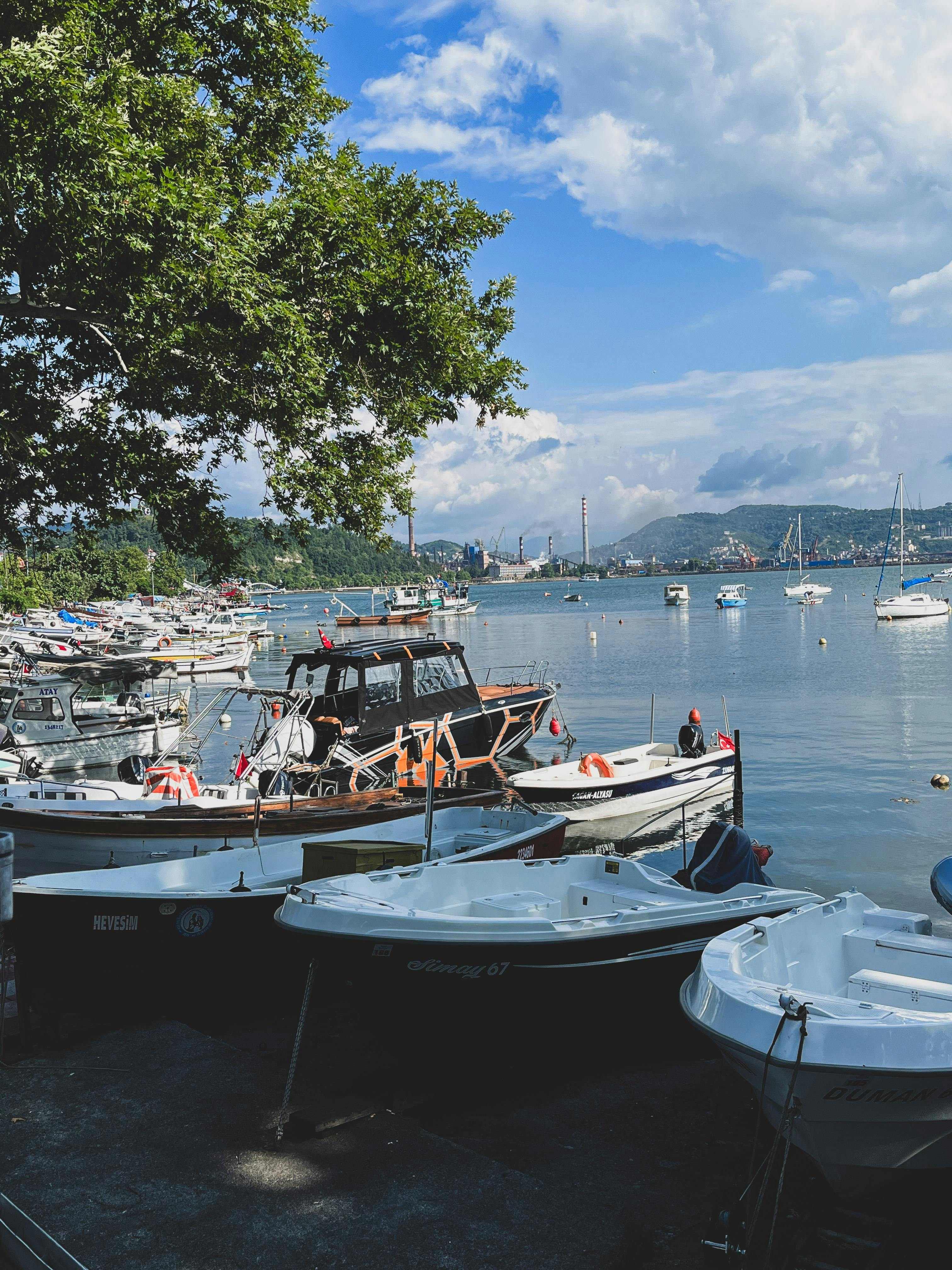 Δωρεάν Γαλήνια σκηνή λιμανιού με βάρκες αγκυροβολημένες κάτω από έναν καθαρό ουρανό. Φωτογραφία από στοκ φωτογραφιών