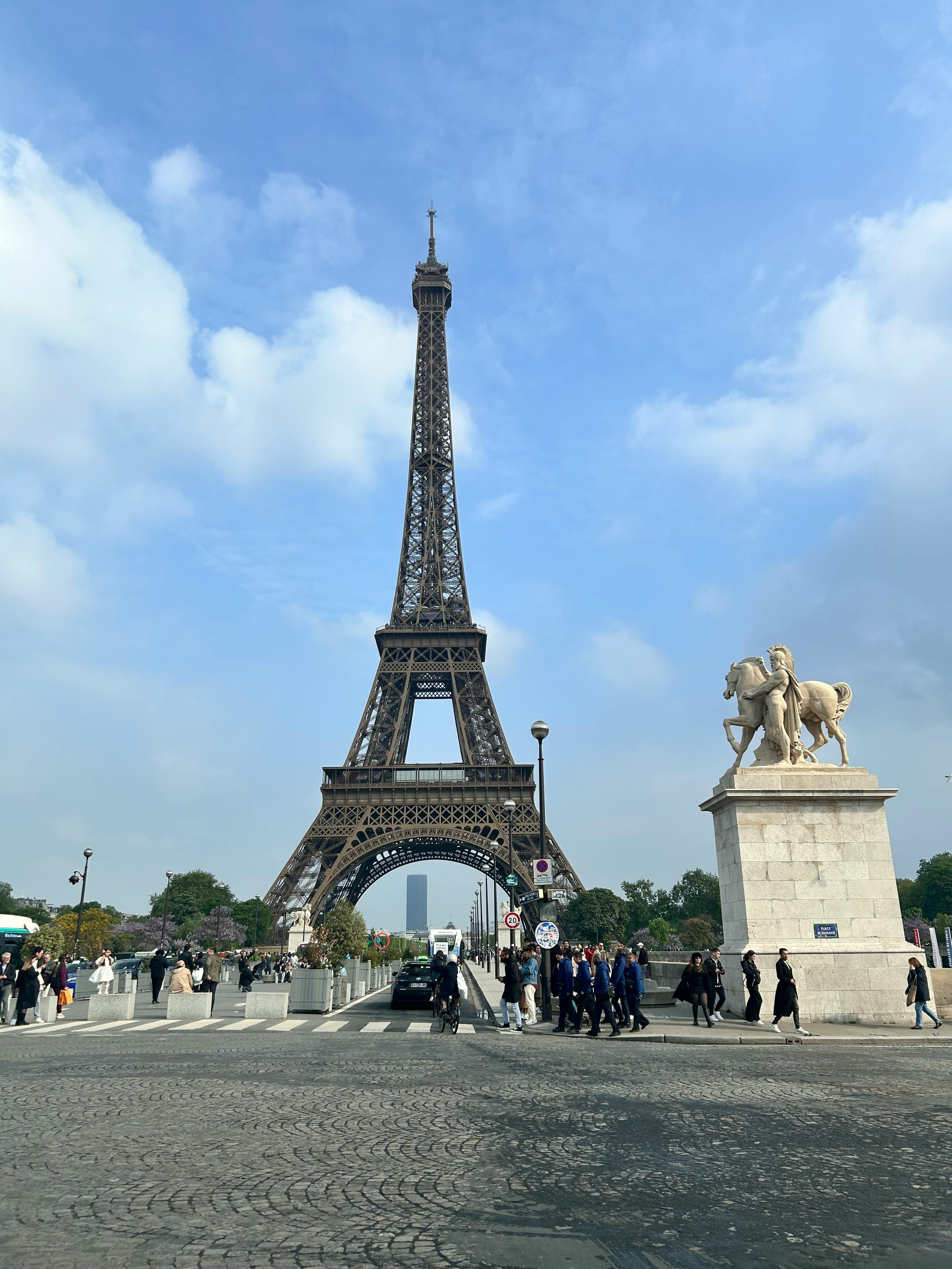 De franc Vista icònica de la Torre Eiffel amb escultures al voltant i turistes a París. Foto d'estoc