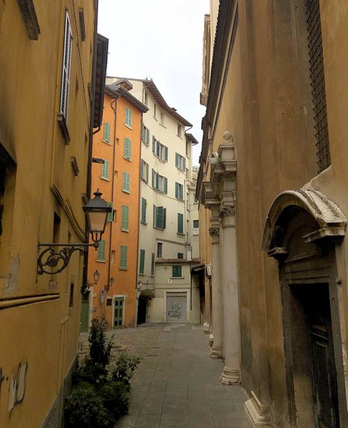 Free A picturesque narrow alley with colorful historic buildings and traditional architecture. Stock Photo