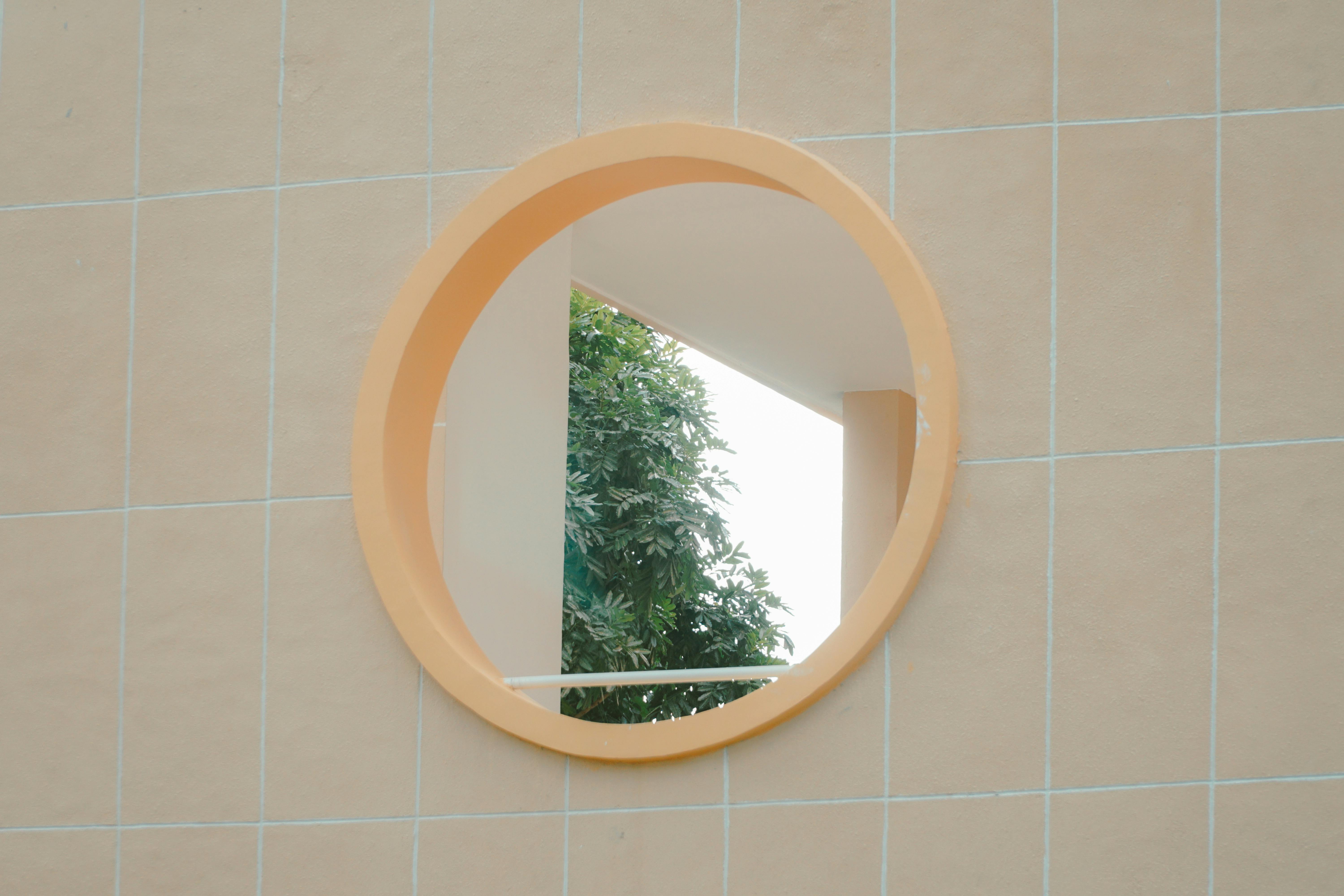 Zadarmo Kruhové okno v modernej budove rámujúce svieži zelený strom v Hočiminovom meste vo Vietname. Fotka z fotobanky