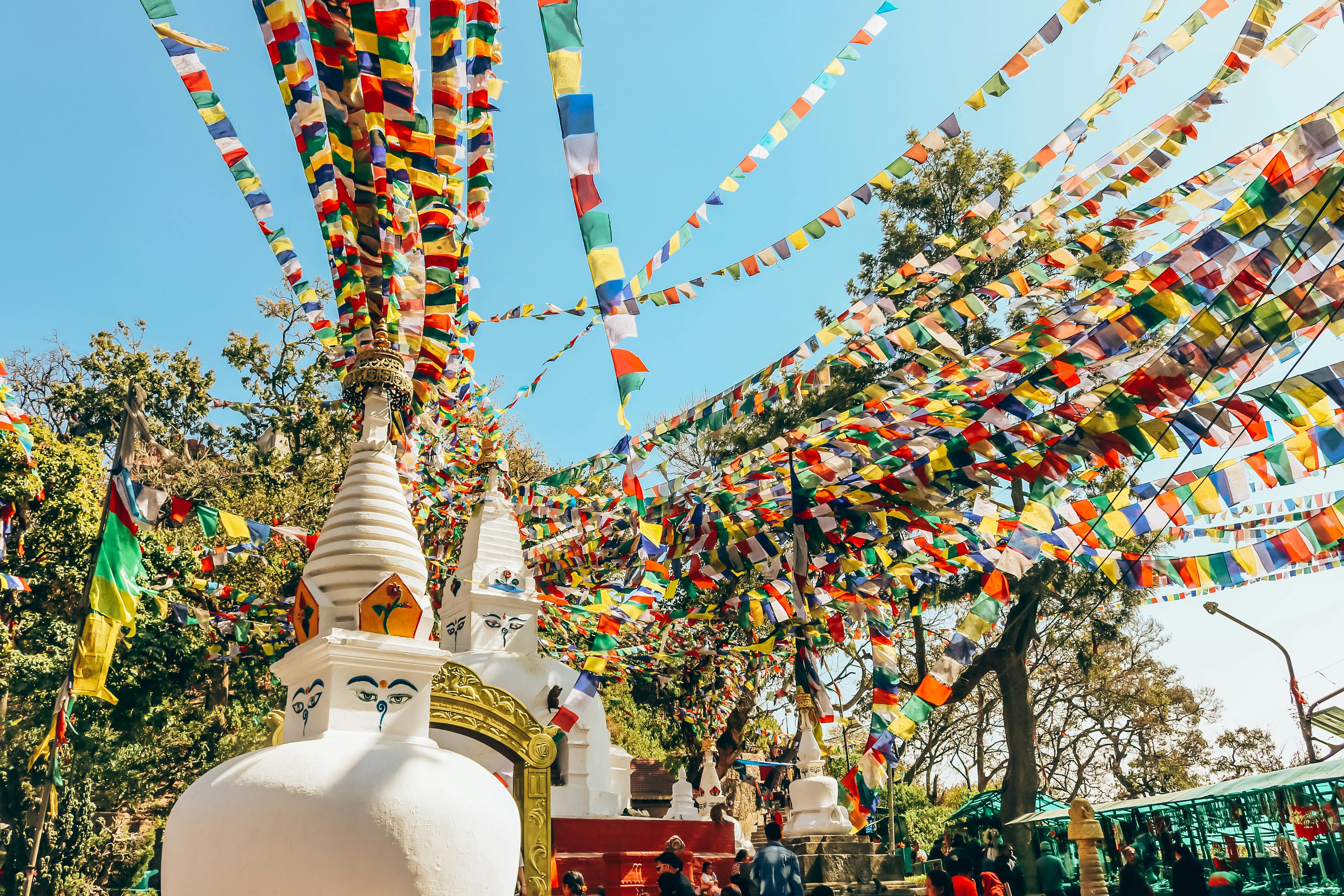 Gratis Vivaci bandiere di preghiera sventolano sull'iconico stupa di Swayambhunath a Kathmandu, in Nepal. Foto a disposizione