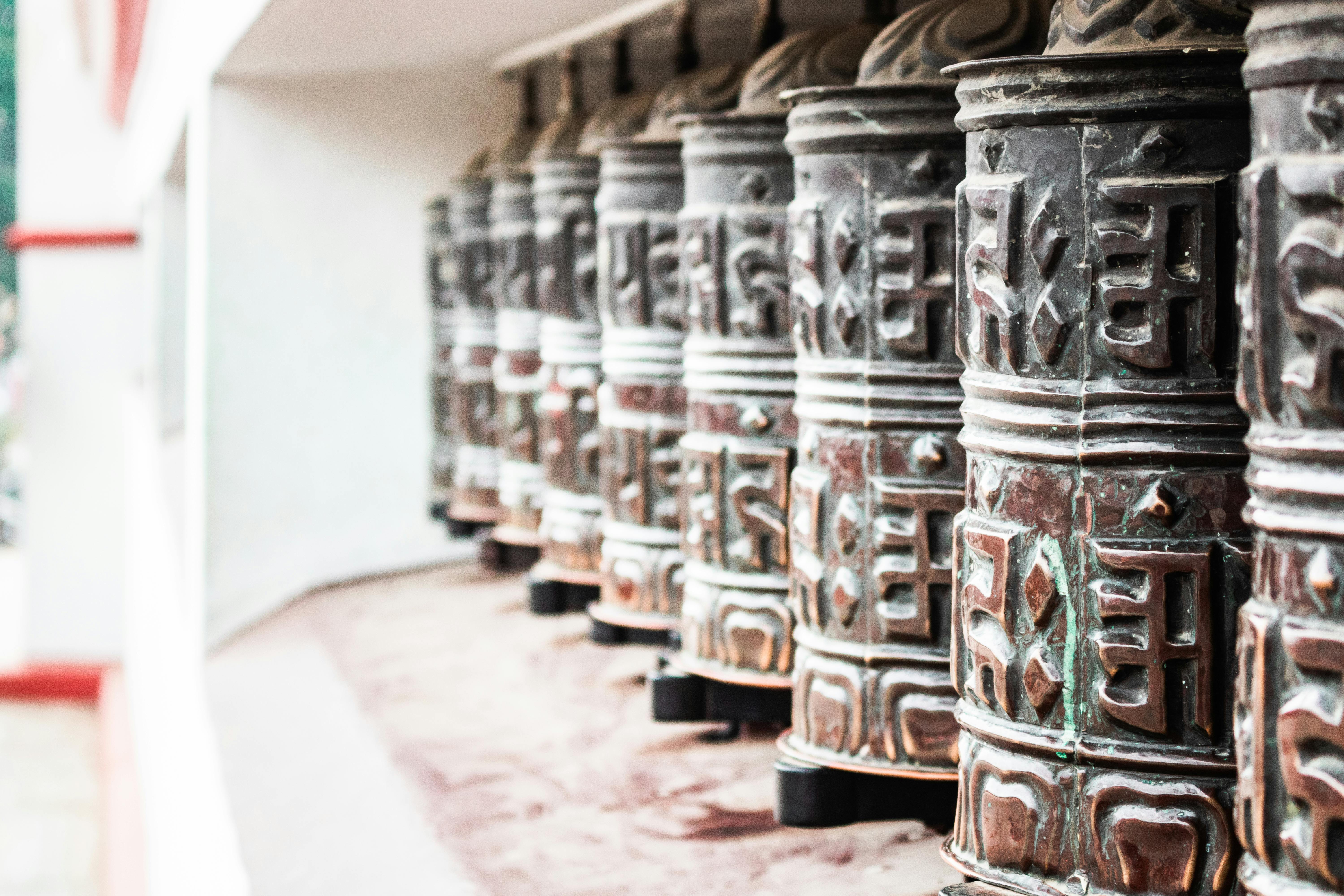 Gratis Primo piano di tradizionali ruote di preghiera buddiste a Kathmandu, in Nepal. Foto a disposizione