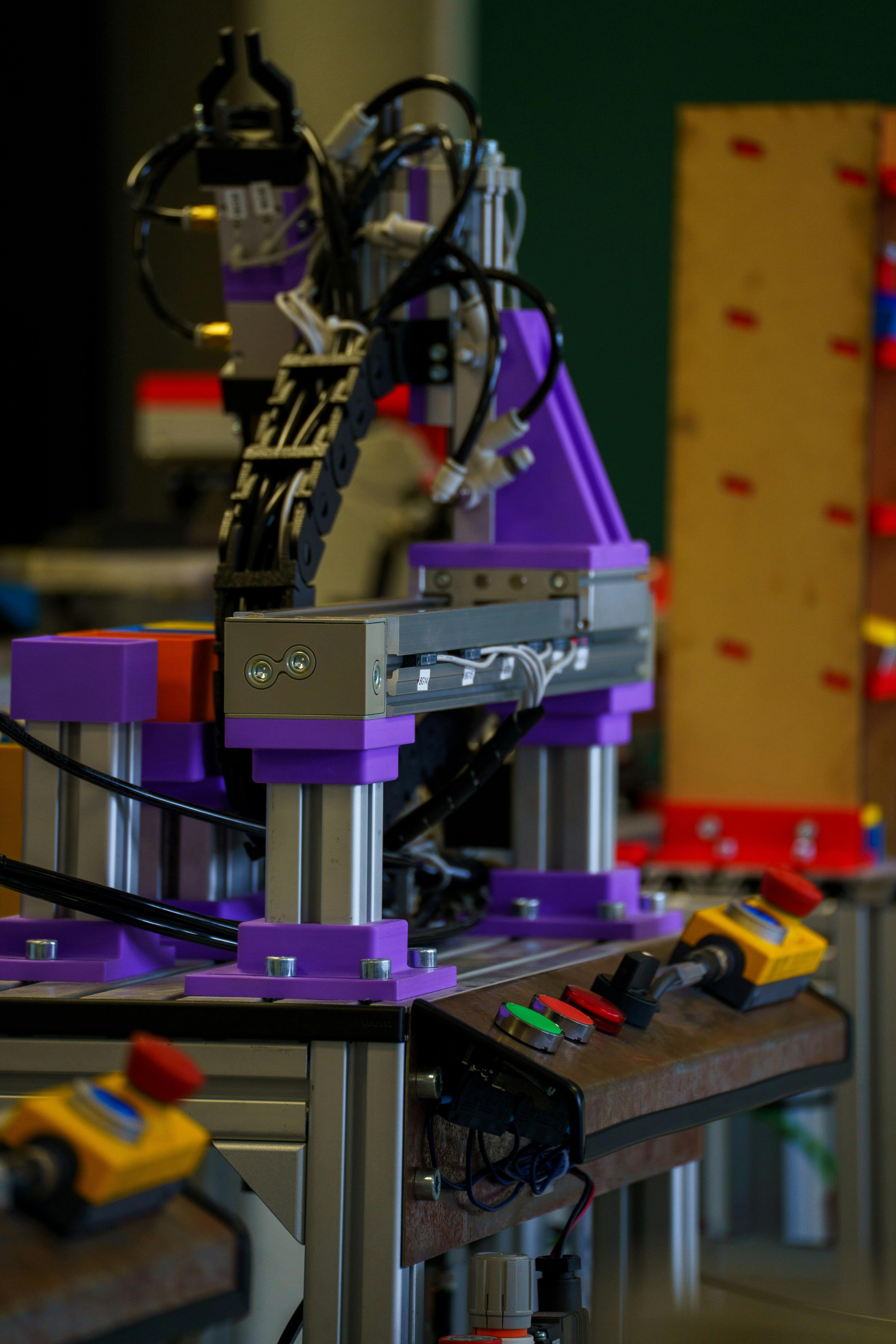 Gratis Primo piano di un braccio robotico in un'officina, che mette in mostra la complessità dei meccanismi. Foto a disposizione