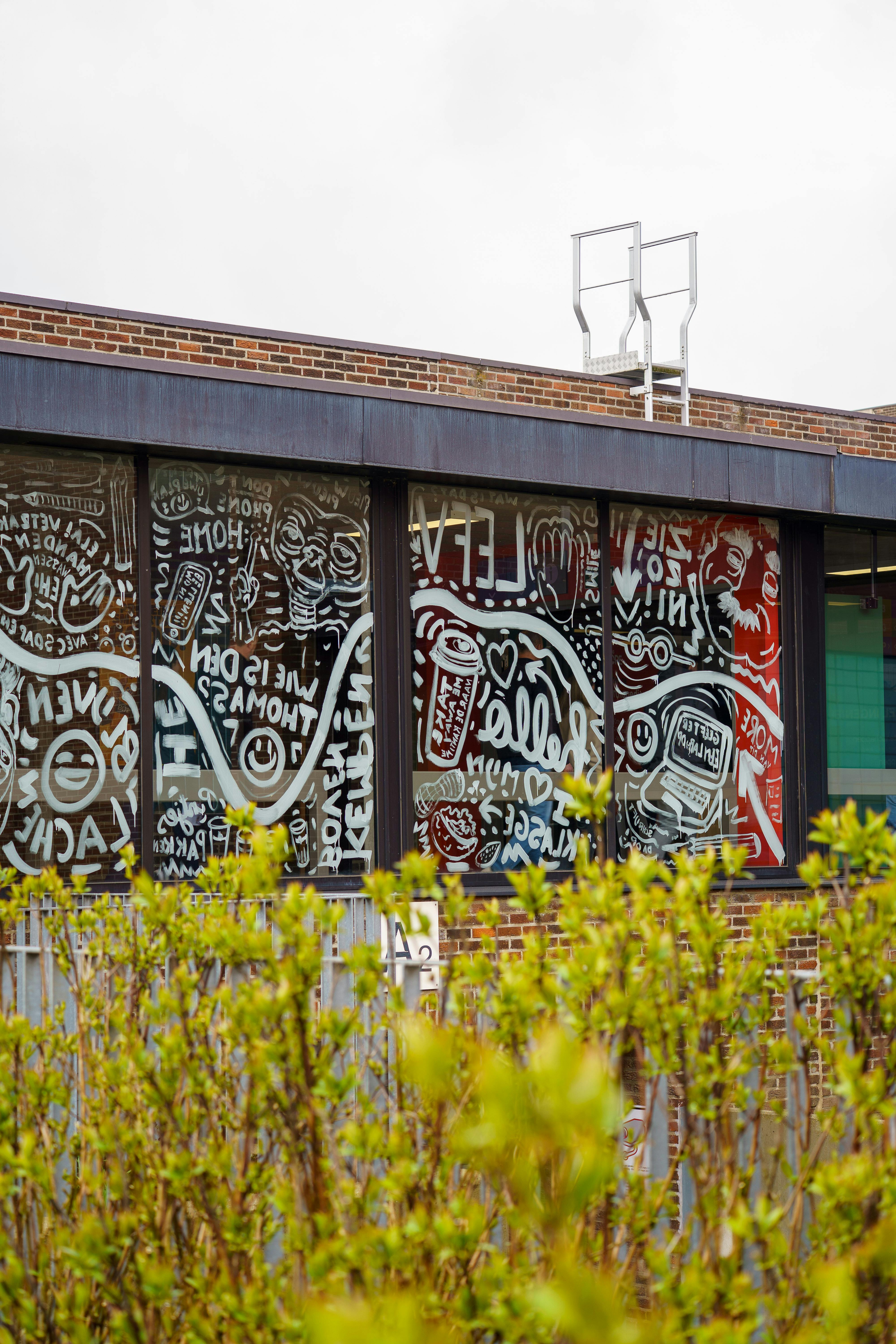 Δωρεάν Ζωντανή τέχνη του δρόμου που καλύπτει τα παράθυρα ενός κτιρίου στο Geel του Βελγίου. Αστική και εκφραστική. Φωτογραφία από στοκ φωτογραφιών