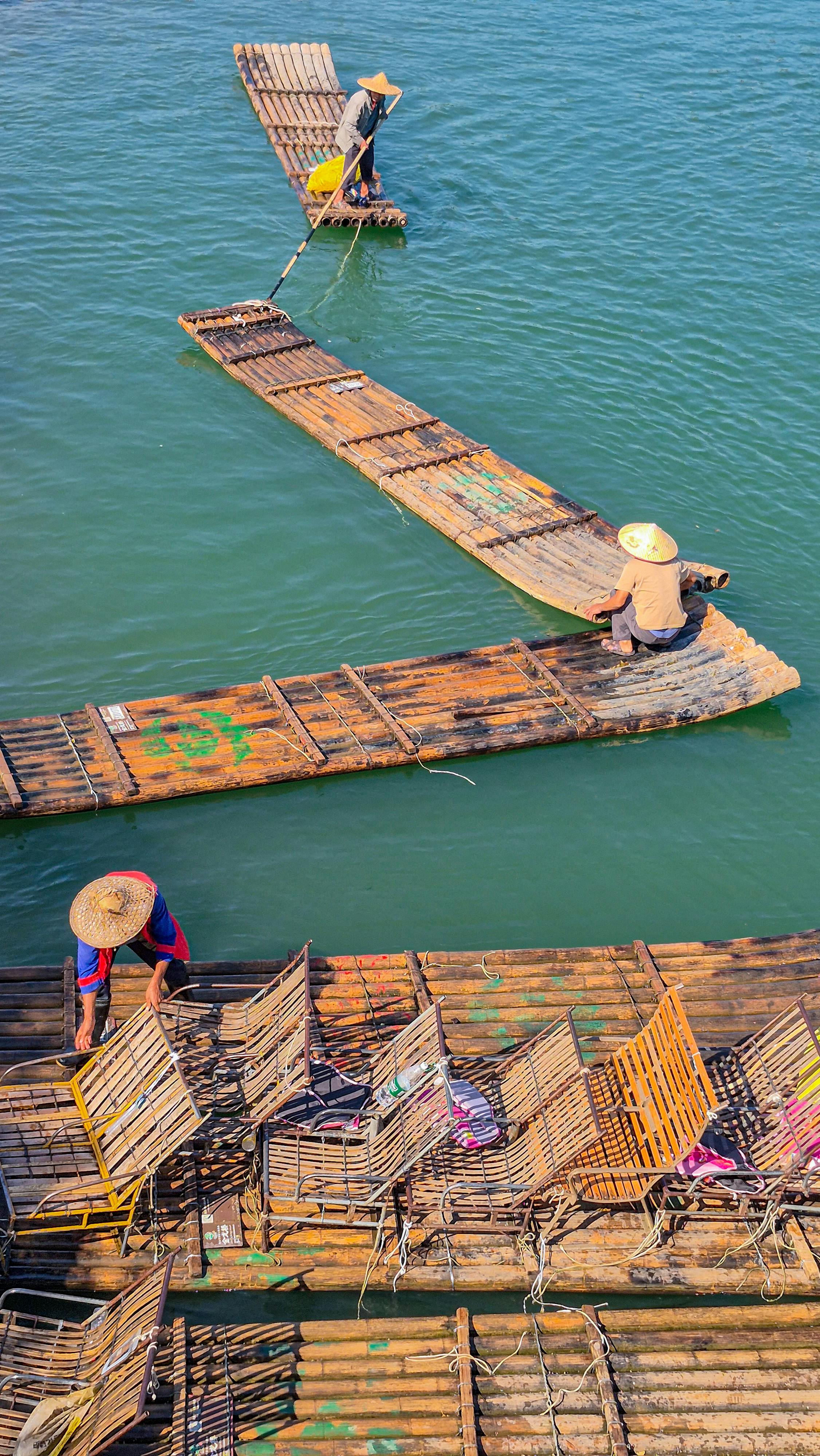 Gratis Bambusflåder med lokale fiskere på den naturskønne Li-flod i Guilin, Kina på en solskinsdag. Lagerfoto