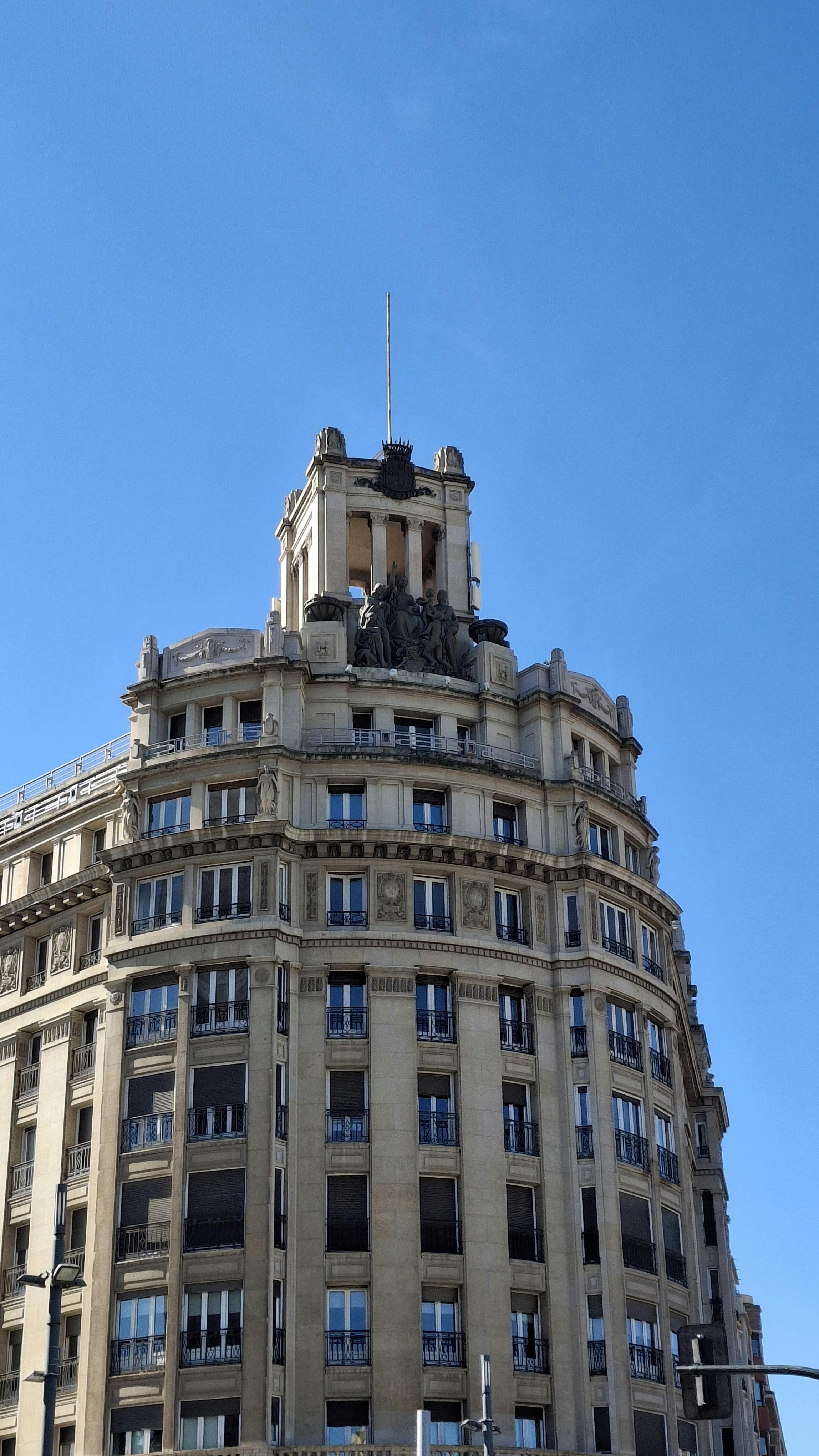bezplatná Klasická historická budova s ​​detailní architekturou pod zářivě modrou oblohou. Základová fotografie