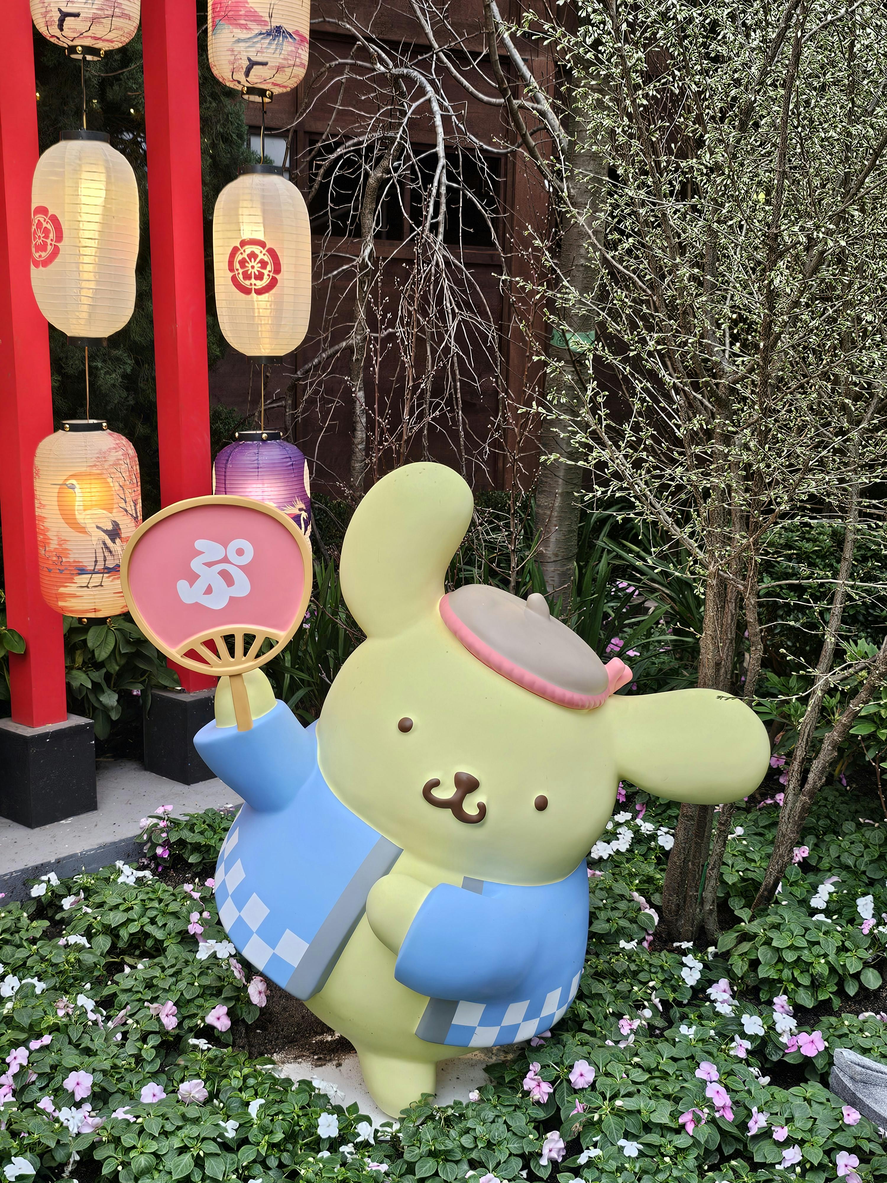 De franc Encantadora escena de jardí japonès amb fanals i estàtua de dibuixos animats amb vestimenta tradicional. Foto d'estoc