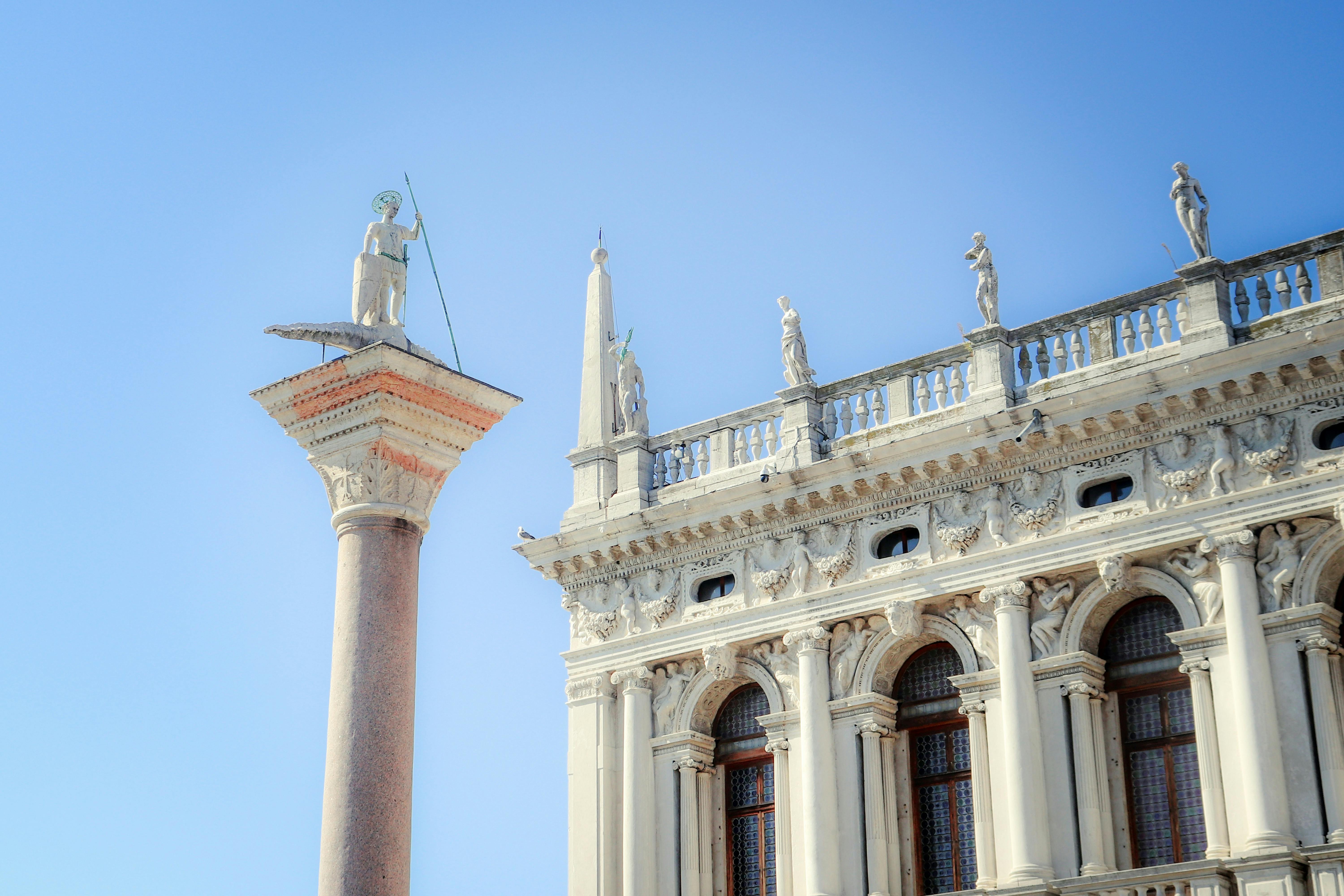 ฟรี ภาพมุมใกล้ของประติมากรรมและเสาทางสถาปัตยกรรมในจัตุรัสเซนต์มาร์ค เมืองเวนิส คลังภาพถ่าย