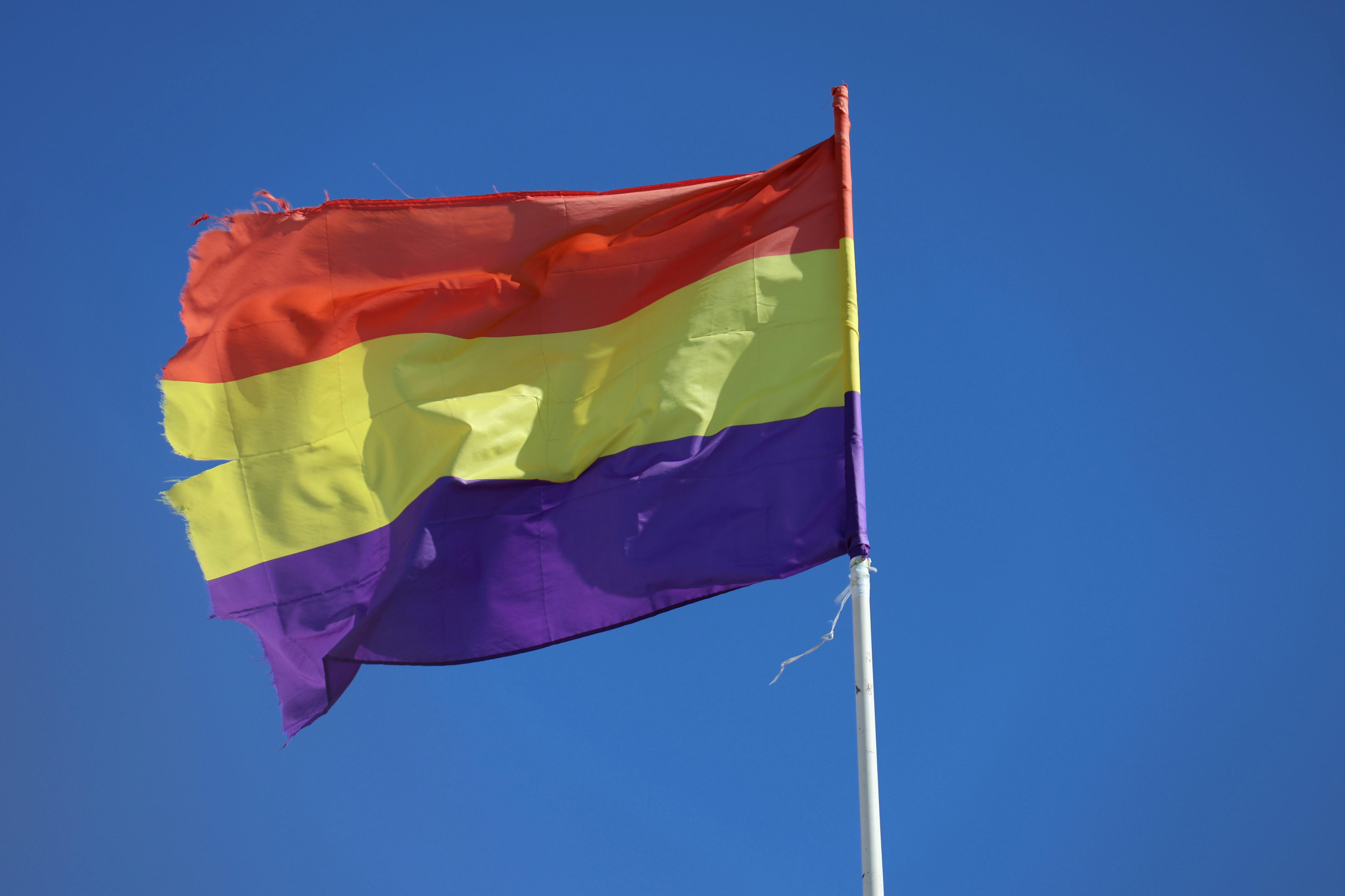 Δωρεάν Μια ζωηρή ισπανική δημοκρατική σημαία κυματίζει σε έναν καταγάλανο ουρανό στο Ελ Πουέρτο ντε Σάντα Μαρία της Ισπανίας. Φωτογραφία από στοκ φωτογραφιών