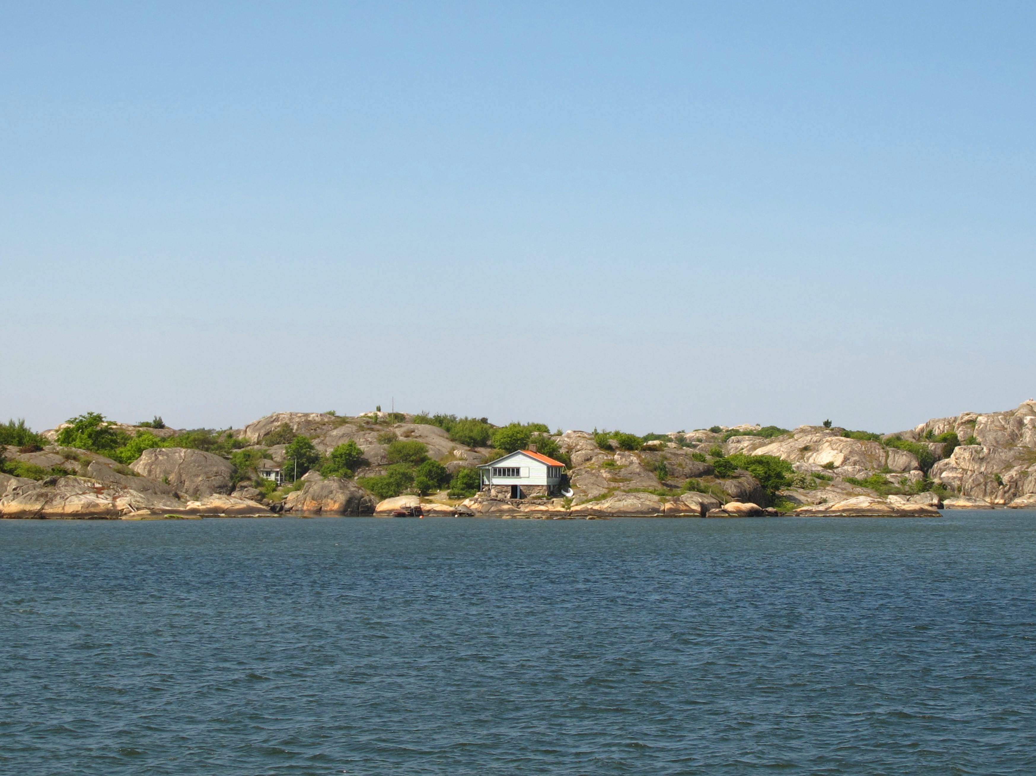 Gratis Casa solitaria sull'arcipelago roccioso svedese nella contea di Västra Götaland. Foto a disposizione