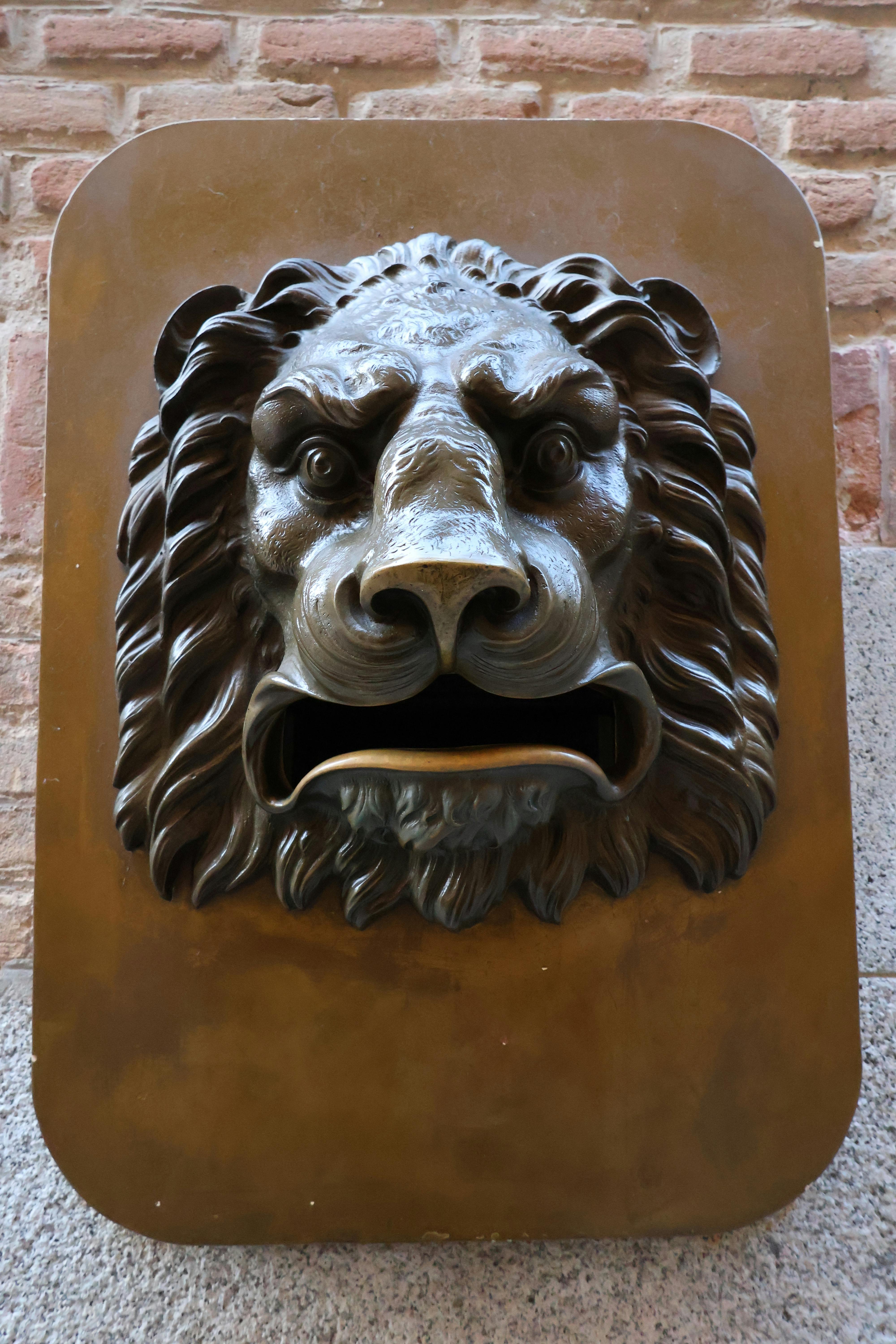 Kostnadsfria Närbild av utsmyckad lejonhuvudskulptur på historisk vägg i Toledo. Stock foto