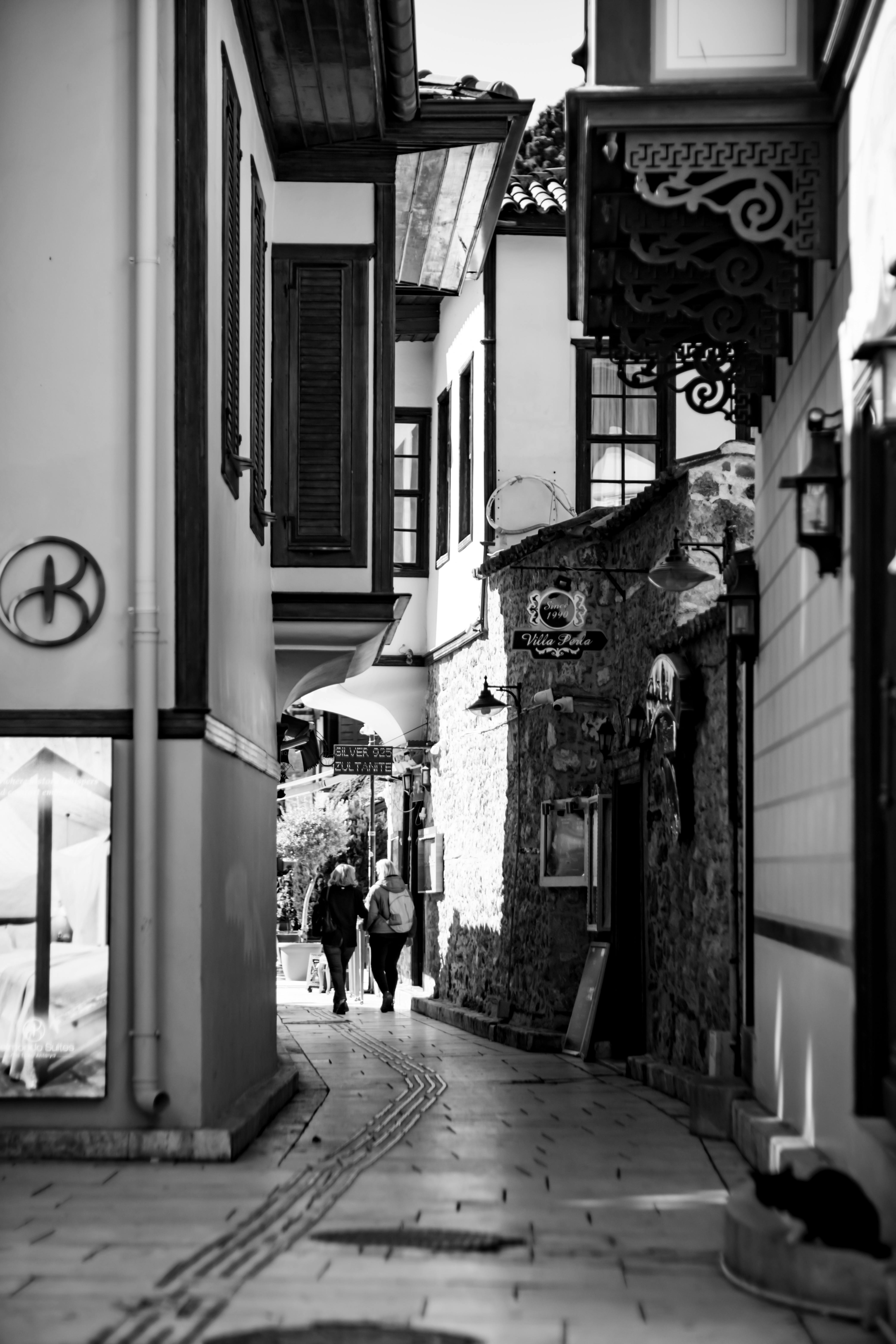 Gratuit Photo en noir et blanc d'une ruelle étroite dans une ville historique, capturant l'architecture traditionnelle. Photos