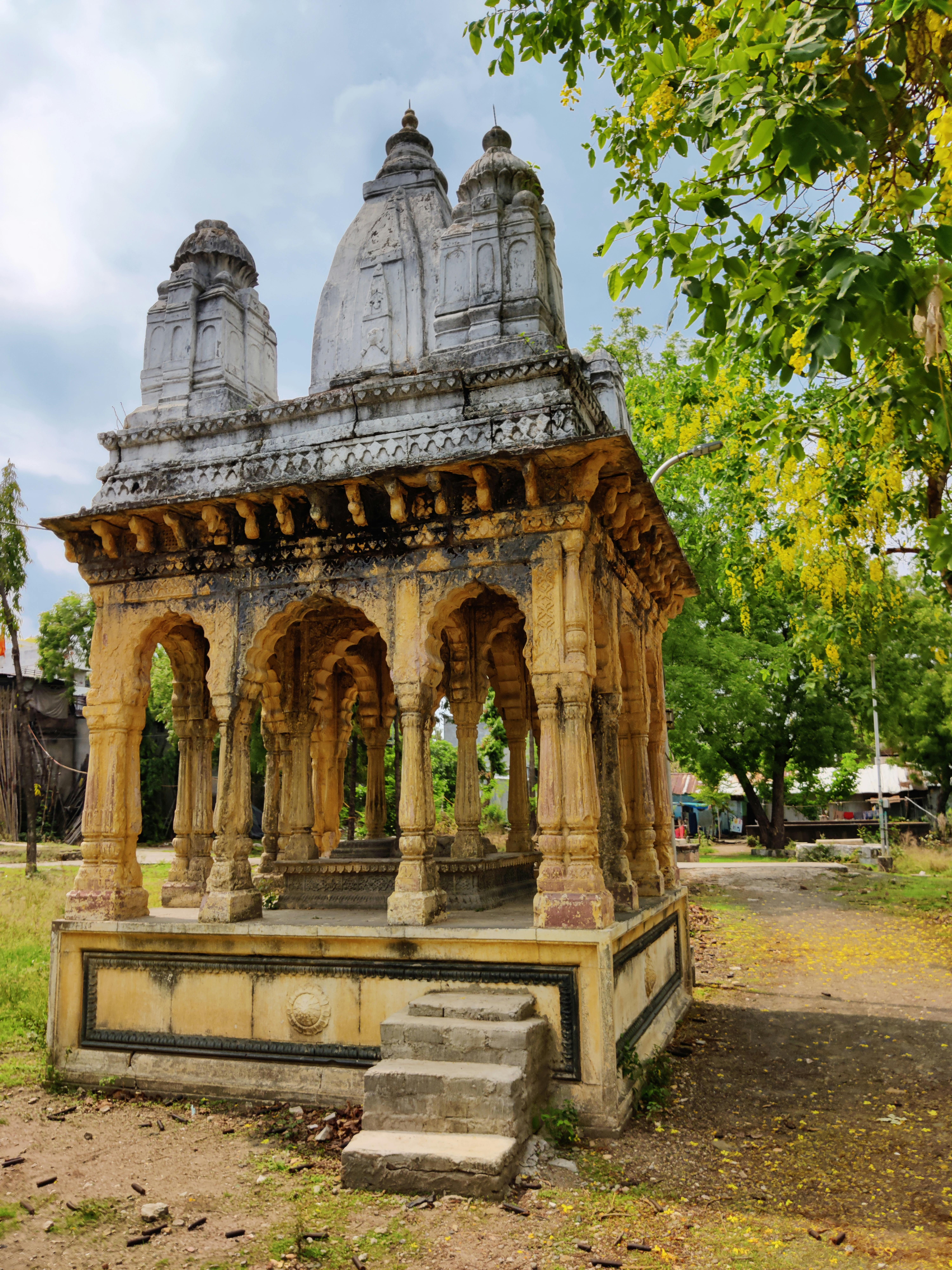 Miễn phí Một gian nhà đá cổ kính nằm giữa khung cảnh cây xanh tươi tốt ở Nagpur, Ấn Độ. Ảnh lưu trữ