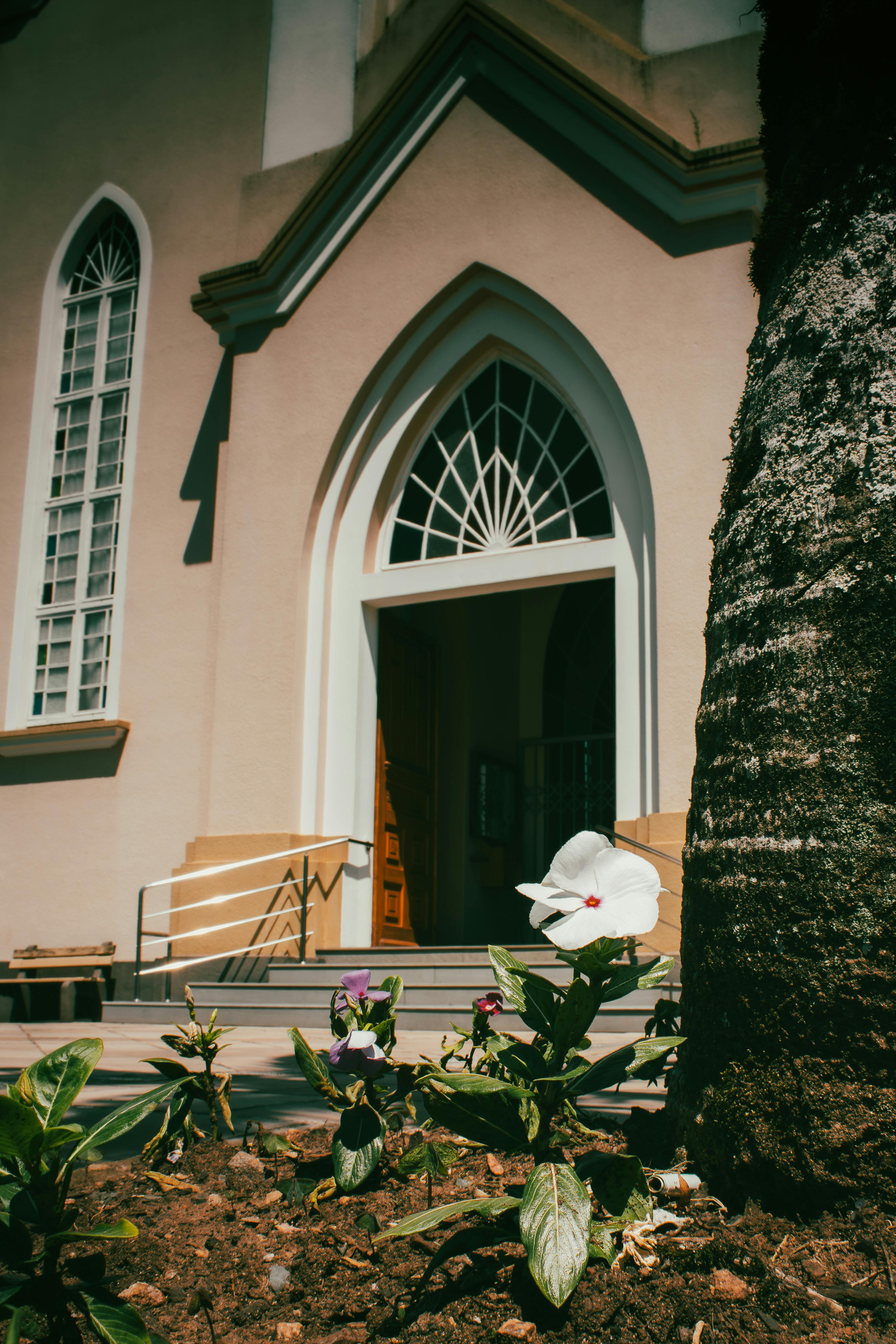 Δωρεάν Κομψή είσοδος εκκλησίας στο Μπομ Πρινσίπιο, Ρίο Γκράντε ντο Σουλ, πλαισιωμένη από ένα παρτέρι κάτω από τον ήλιο. Φωτογραφία από στοκ φωτογραφιών