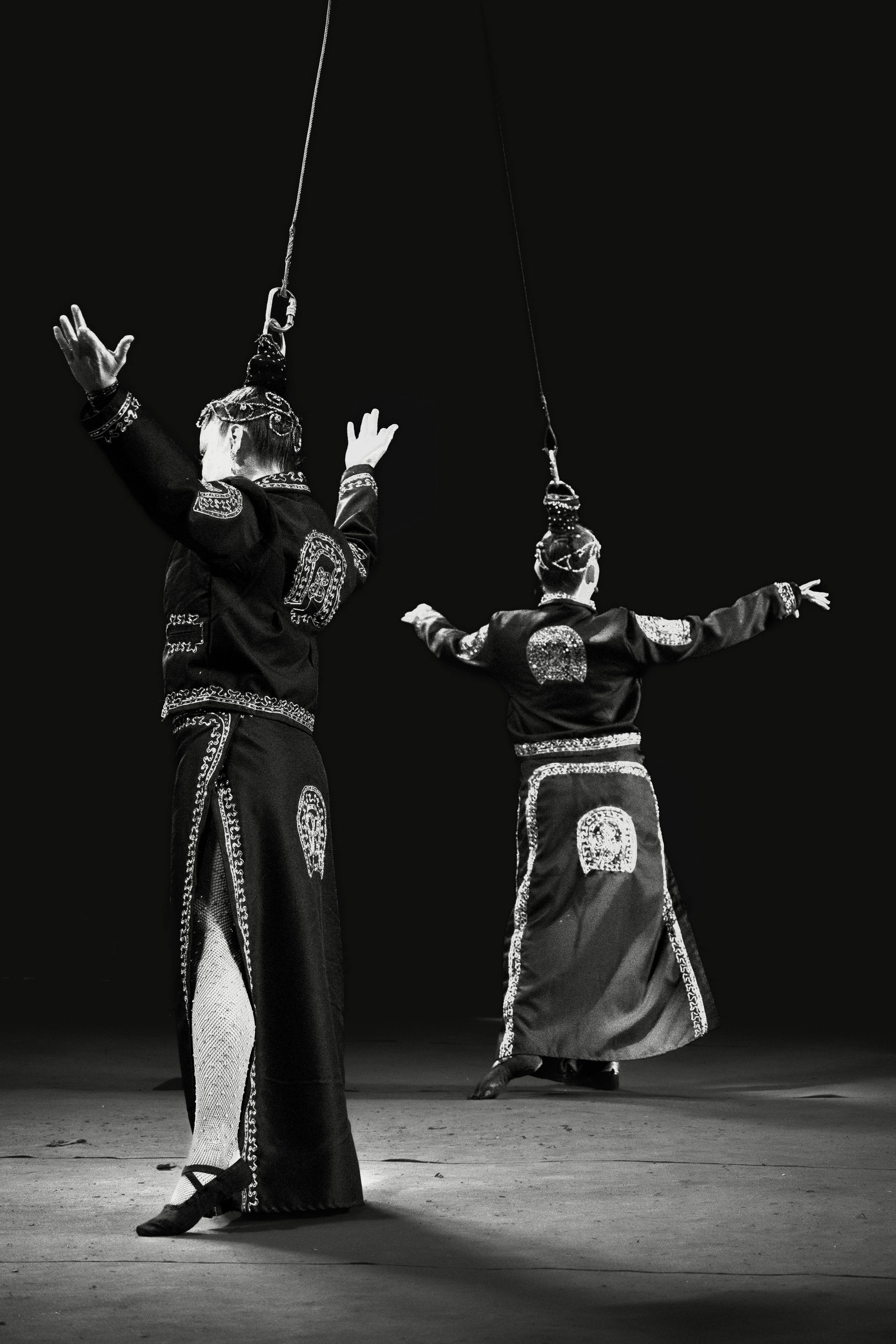 Gratis Due acrobati in abiti tradizionali si esibiscono in un'affascinante performance aerea. Foto a disposizione