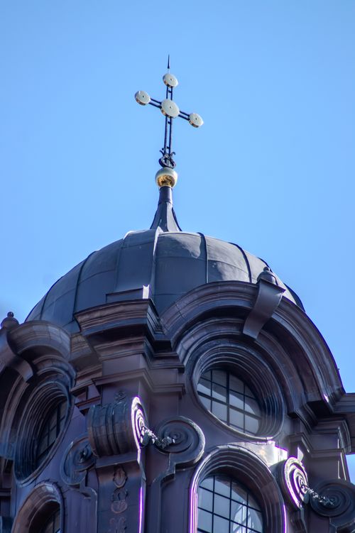 Free Close-up of a traditional Italian church dome with decorative architecture under a clear blue sky. Stock Photo
