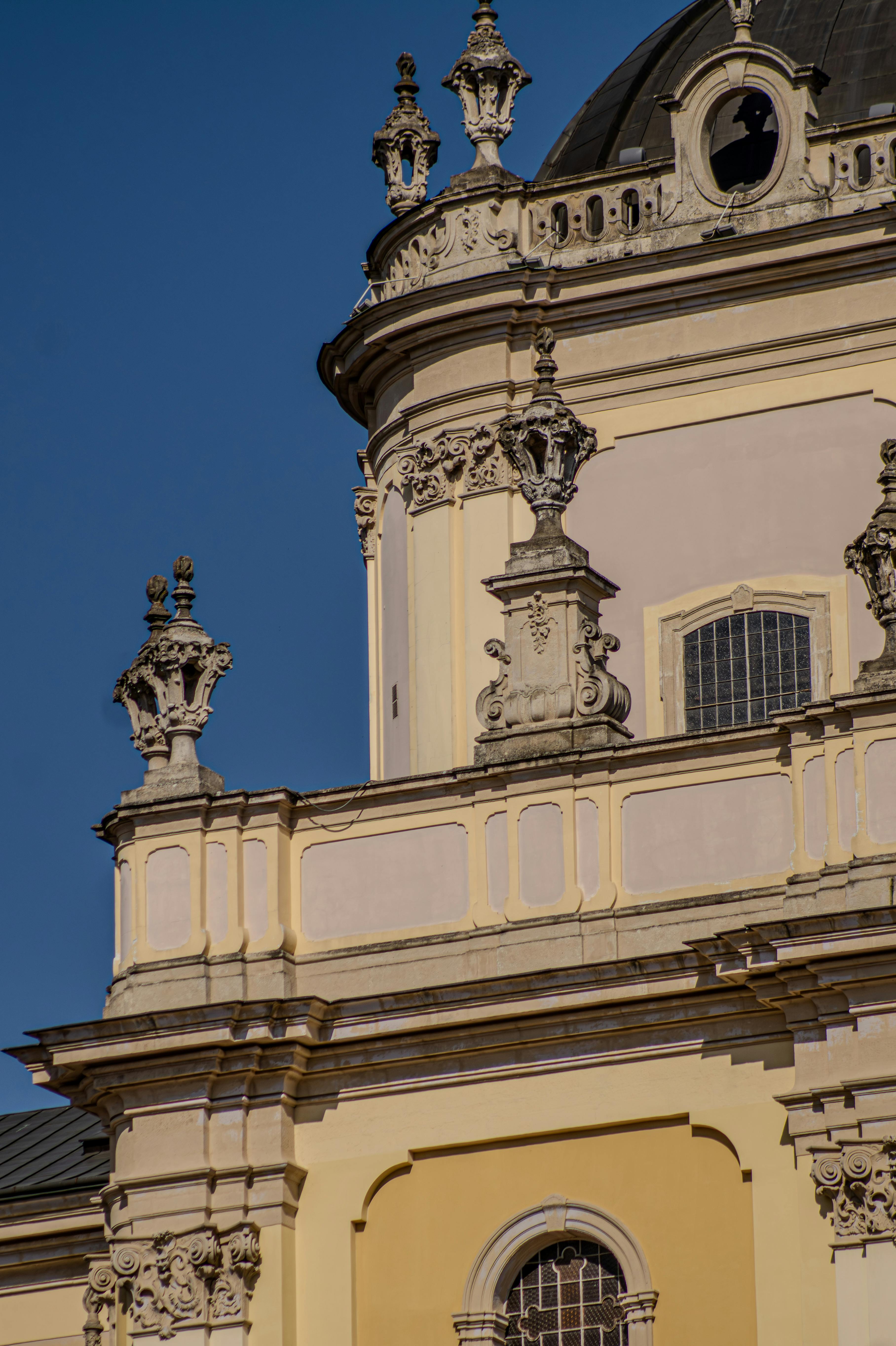 ingyenes Elegáns barokk építészeti homlokzat díszes részletekkel Olaszországban, kék ég alatt megörökítve. Stockfotó