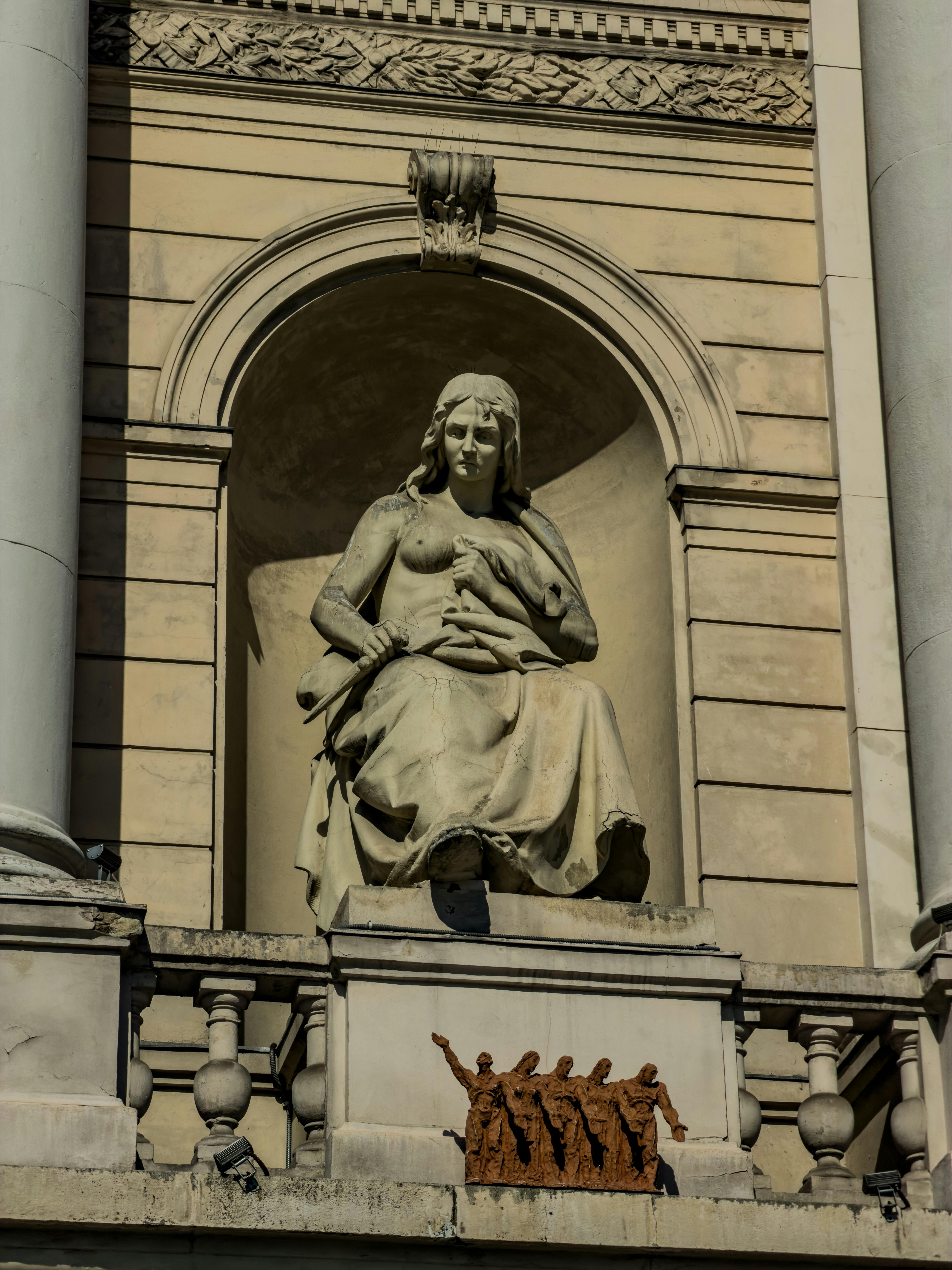 Безкоштовне Елегантна кам'яна статуя в італійському архітектурному оточенні, що демонструє класичний дизайн. стокове фото