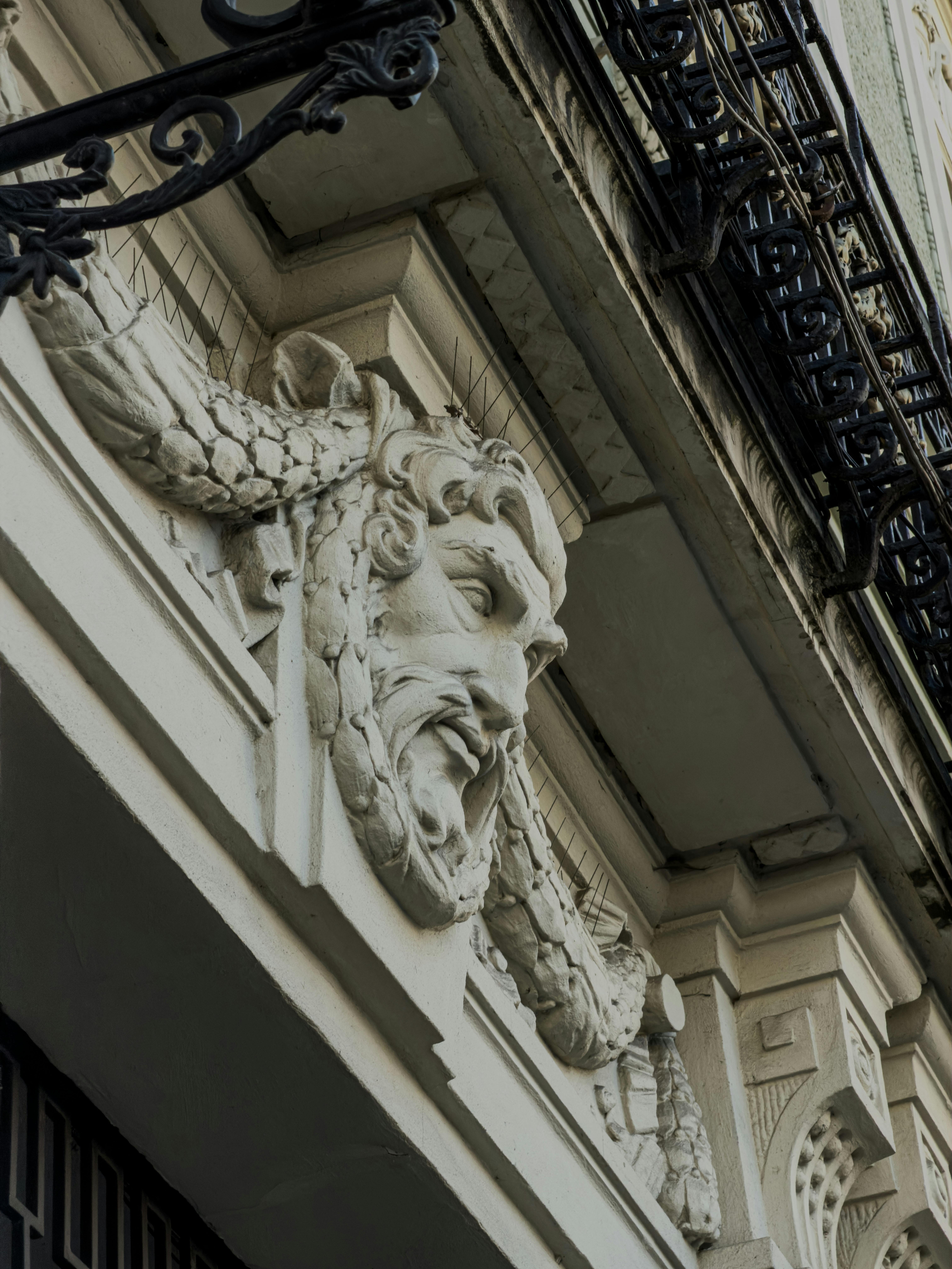 Zadarmo Detailný pohľad na zdobenú architektonickú sochu na fasáde talianskej budovy. Fotka z fotobanky