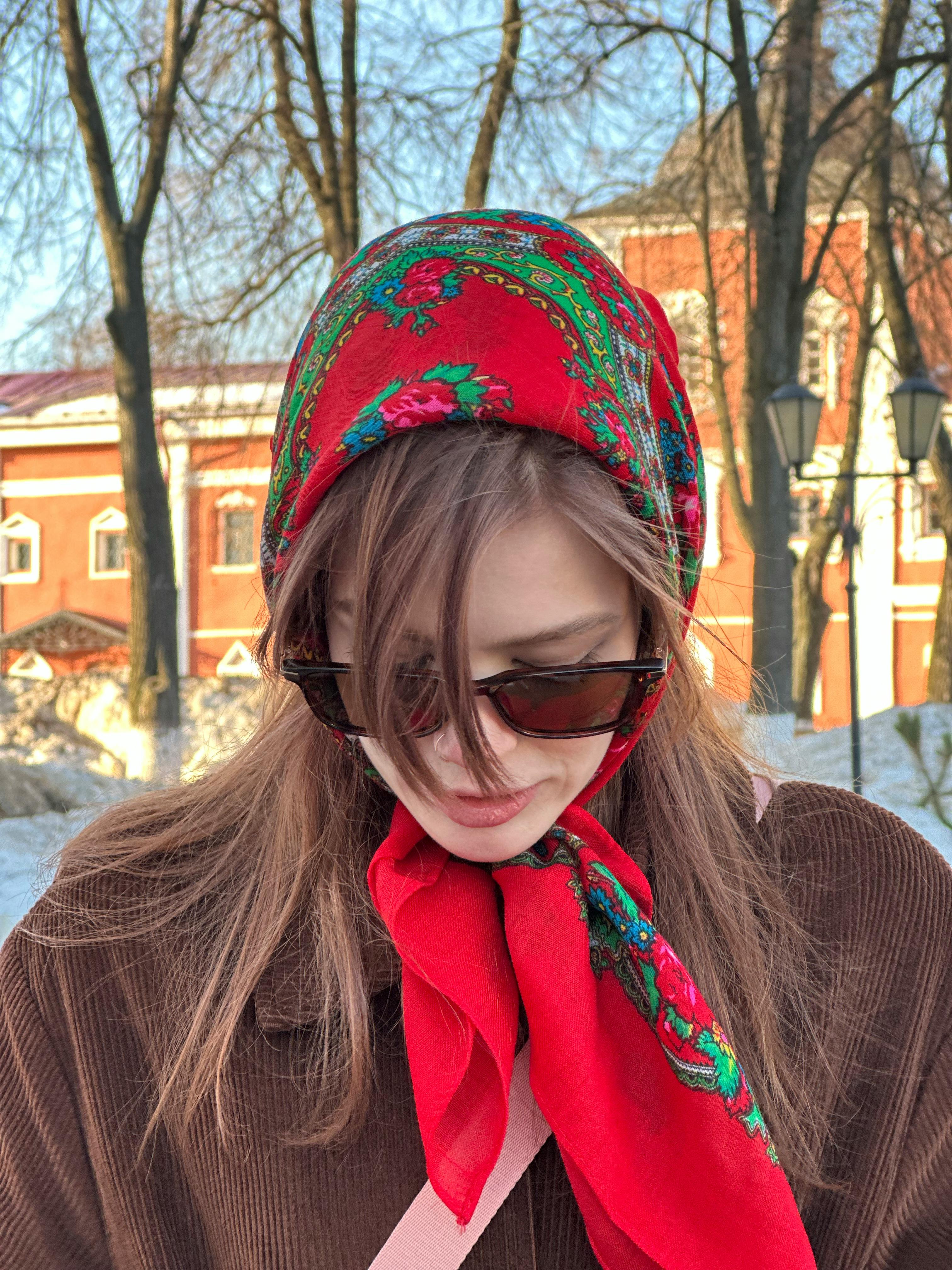 Gratuit Une femme élégante portant un foulard rouge et des lunettes de soleil se tient dans un décor extérieur enneigé. Photos