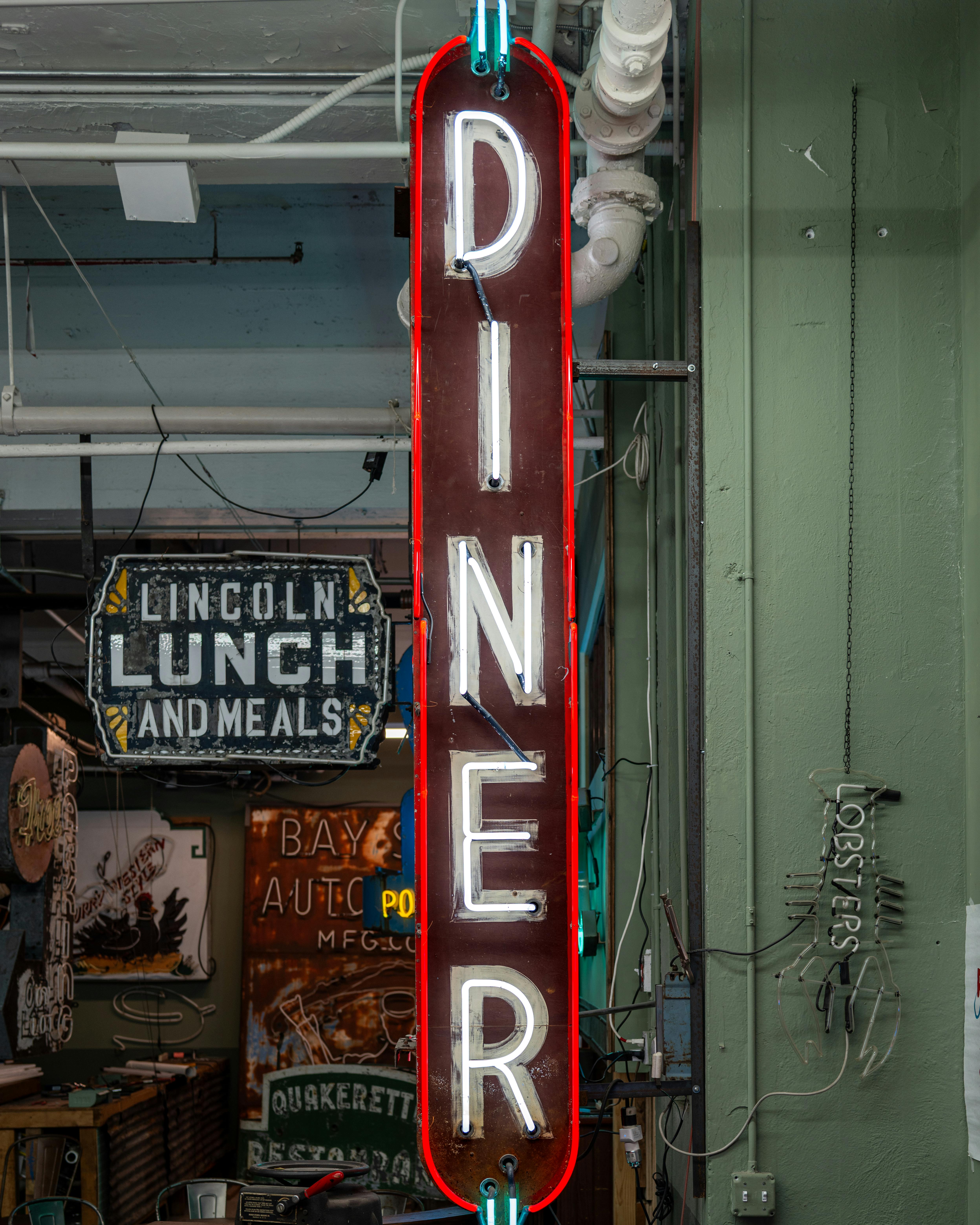 免费 复古风格的复古餐厅霓虹灯招牌，展现了经典的美国装饰风格。 素材图片