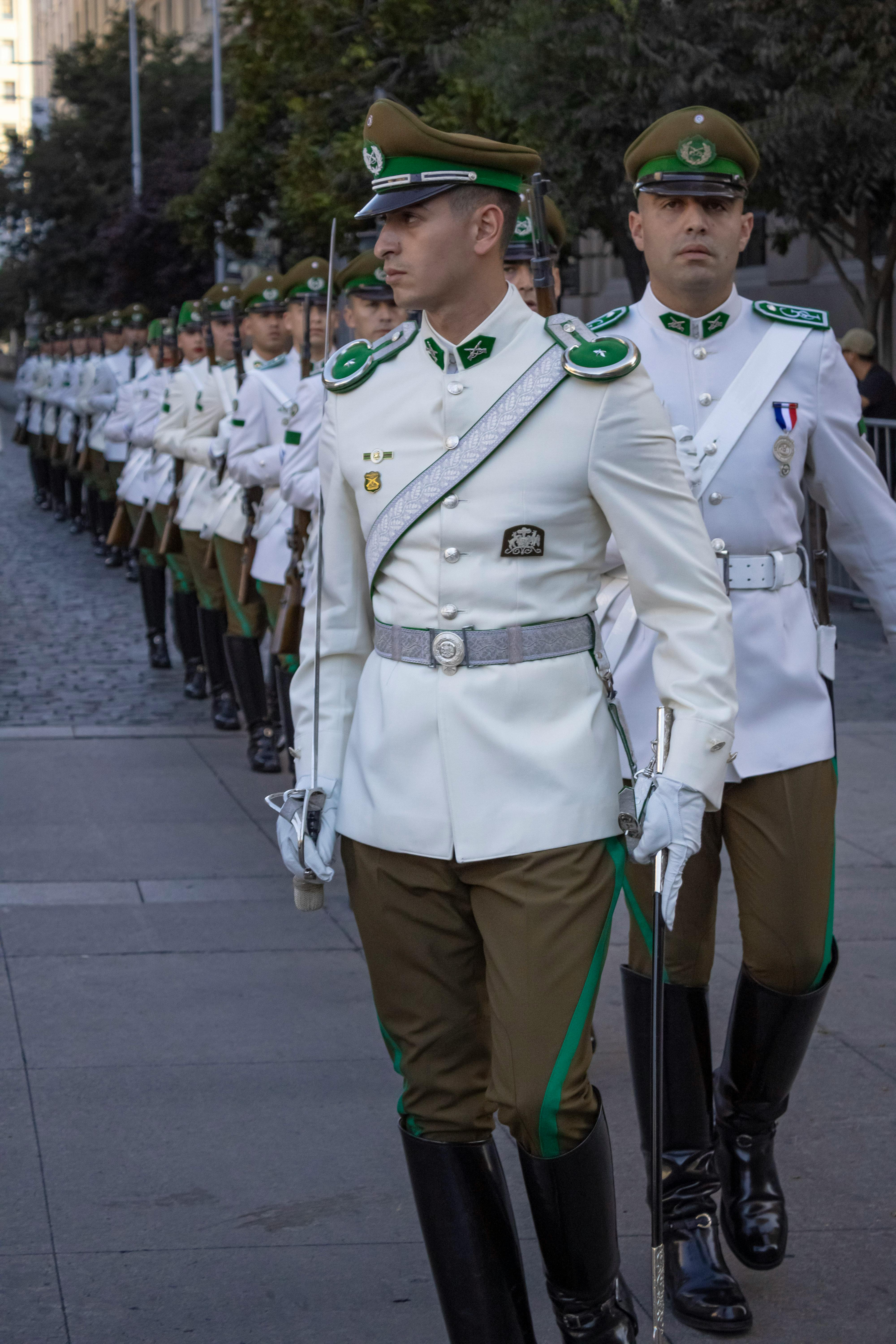 無料 チリのサンティアゴで行われたパレードで、正装したカラビニエリ（国家憲兵隊）の隊員たち。 写真素材