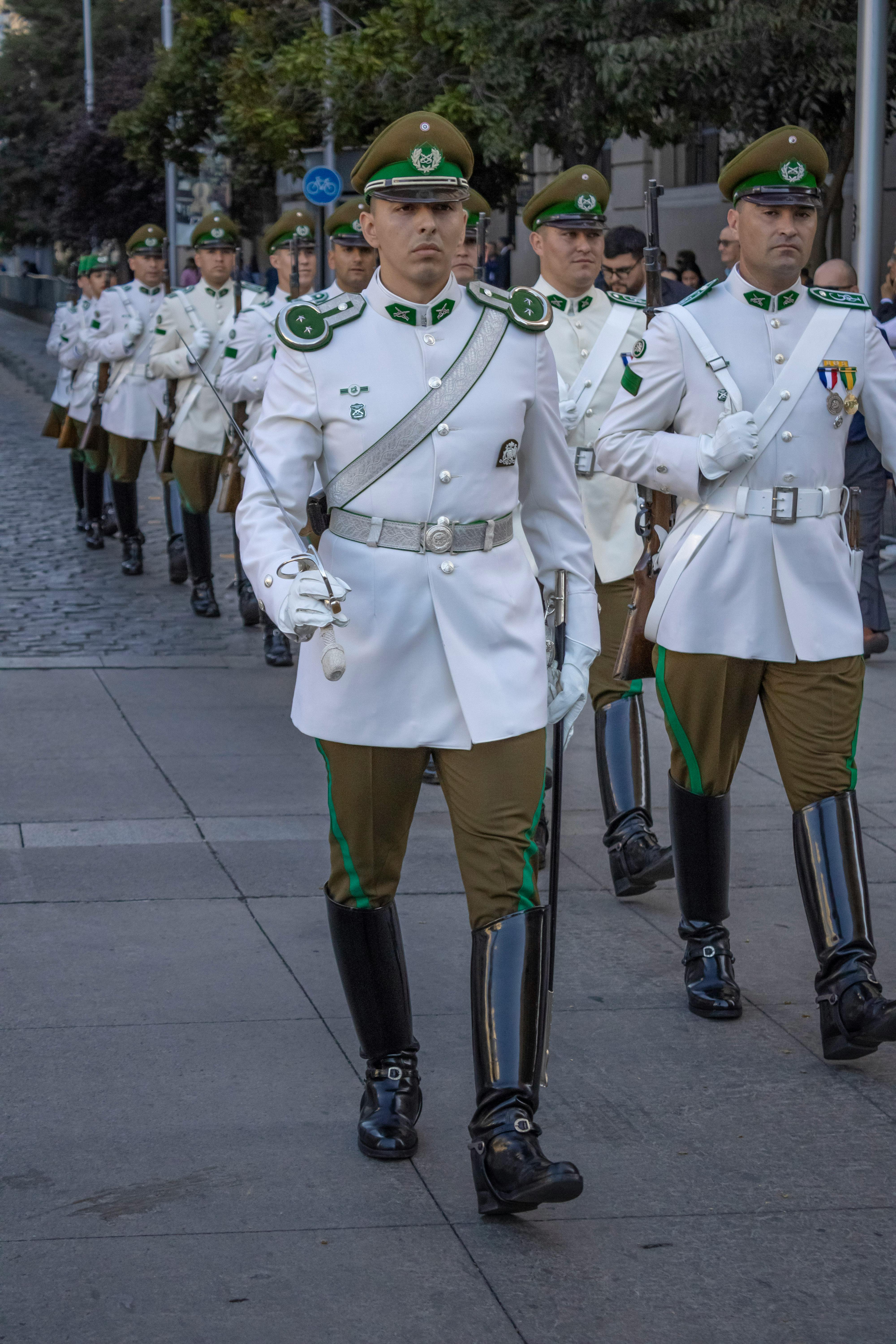 Δωρεάν Χιλιανοί καραμπινιέροι με τελετουργικές στολές παρελαύνουν στους δρόμους του Σαντιάγο. Φωτογραφία από στοκ φωτογραφιών