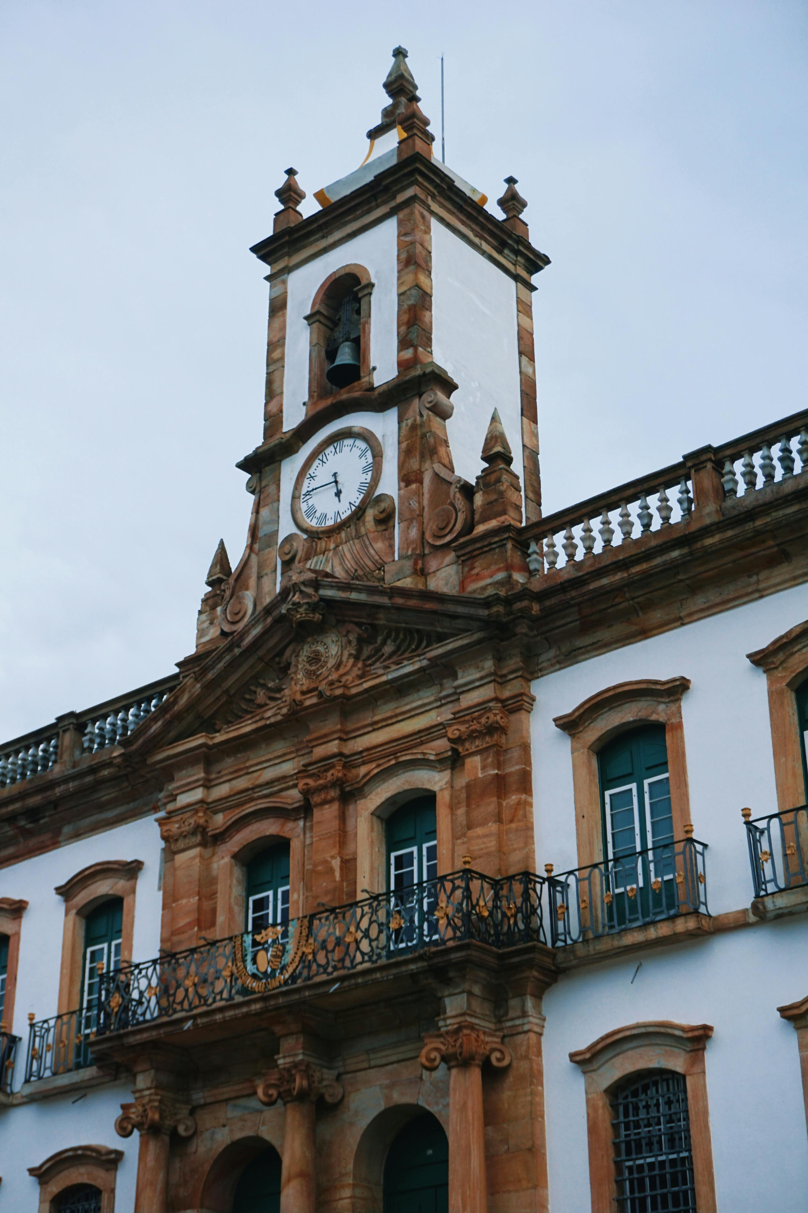 Gratis Edificio coloniale storico con torre dell'orologio a Ouro Preto, in Brasile, che mette in mostra un'architettura vivace. Foto a disposizione