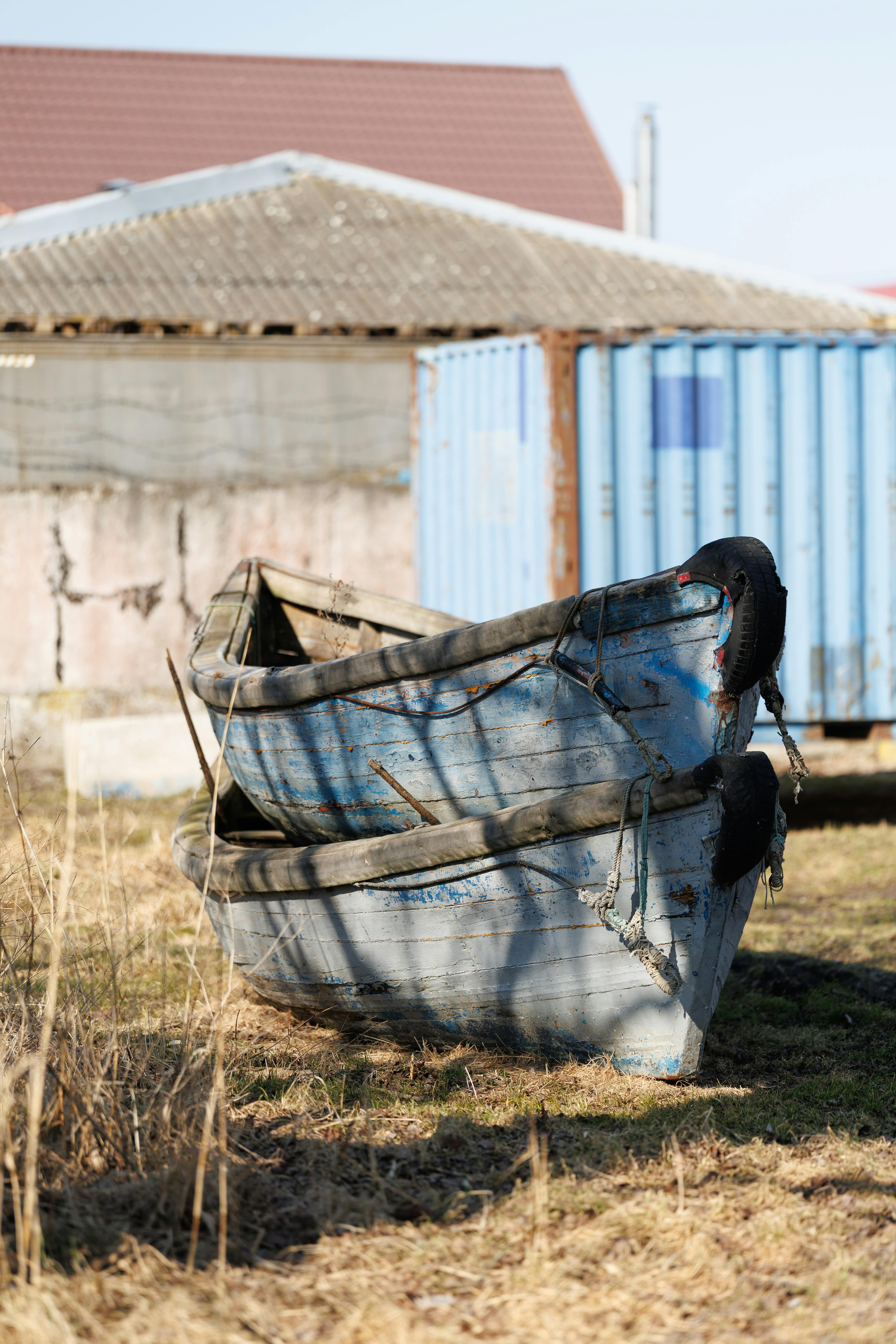 De franc Vaixells de fusta desgastats en un pati assolellat a Kaliningrad, Rússia. Foto d'estoc