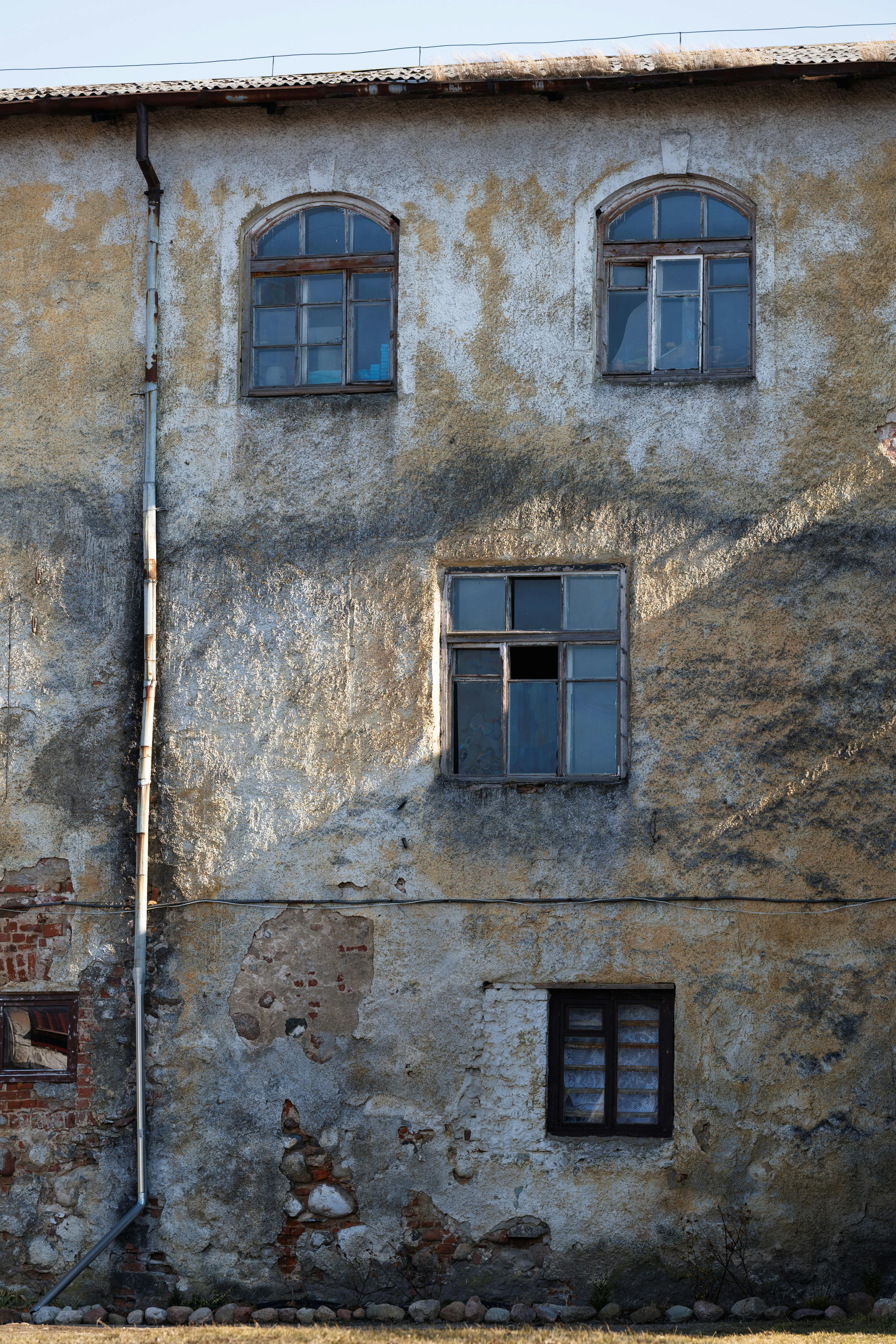 De franc Façana d'edifici envellit amb textura rústica a Kaliningrad, Rússia, que mostra arquitectura històrica. Foto d'estoc
