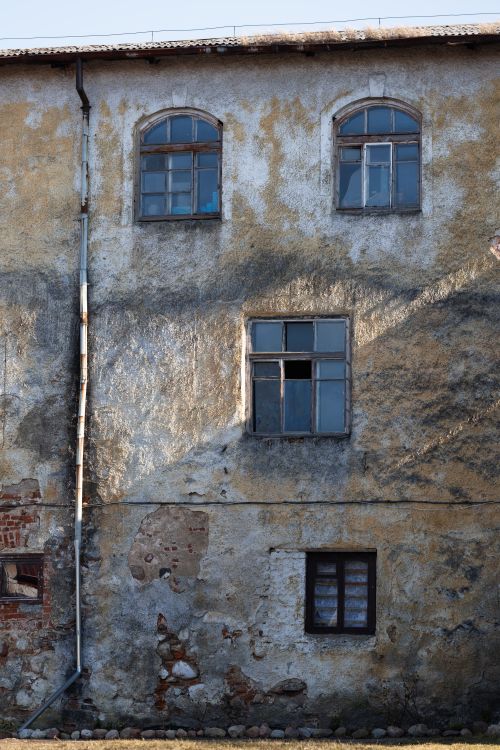 Free Aged building facade with rustic texture in Kaliningrad, Russia, showcasing historic architecture. Stock Photo