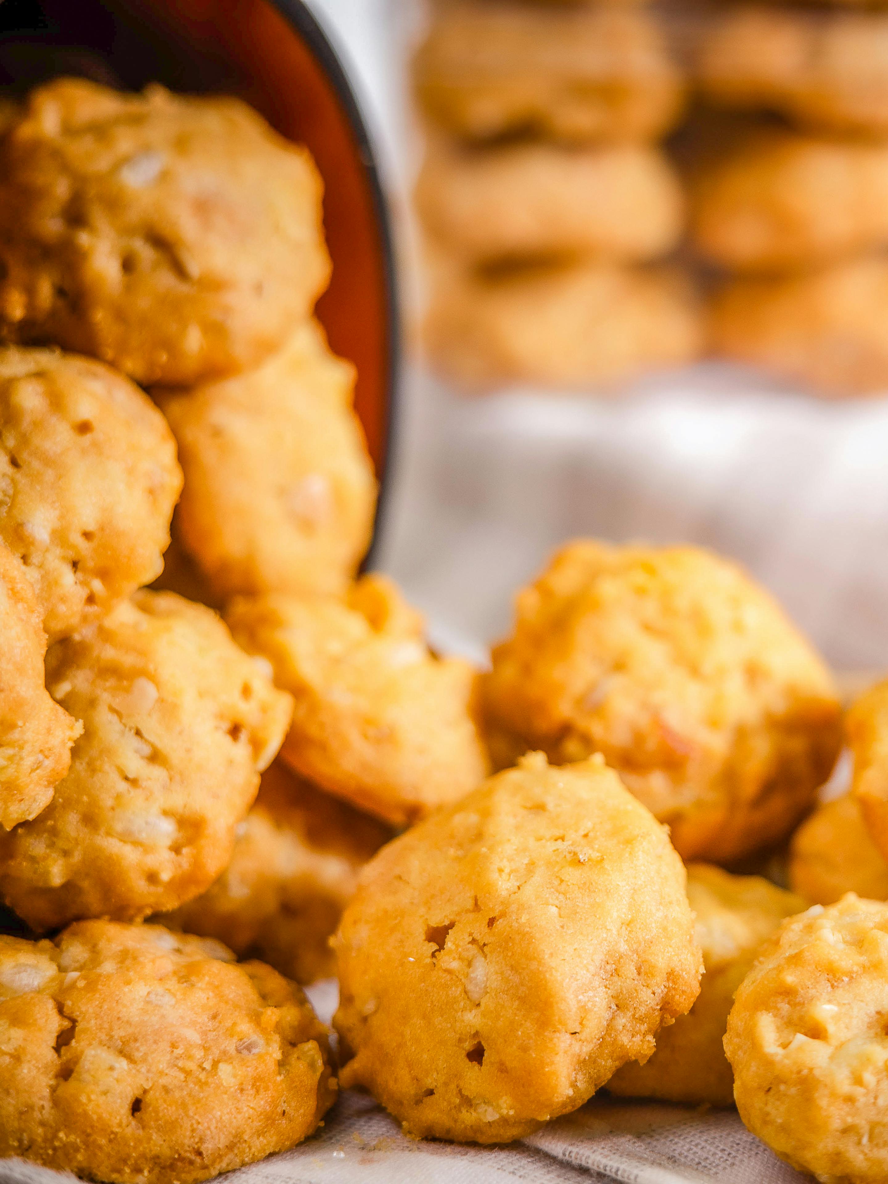 Kostenlos Nahaufnahme von goldbraunen Kue Nastar-Keksen in einem Korb, einer beliebten indonesischen Süßigkeit. Stock-Foto