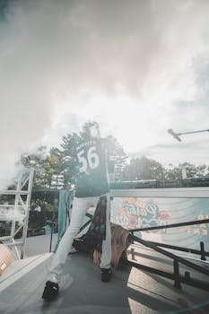 夏日阳光明媚，户外音乐节上的表演充满活力